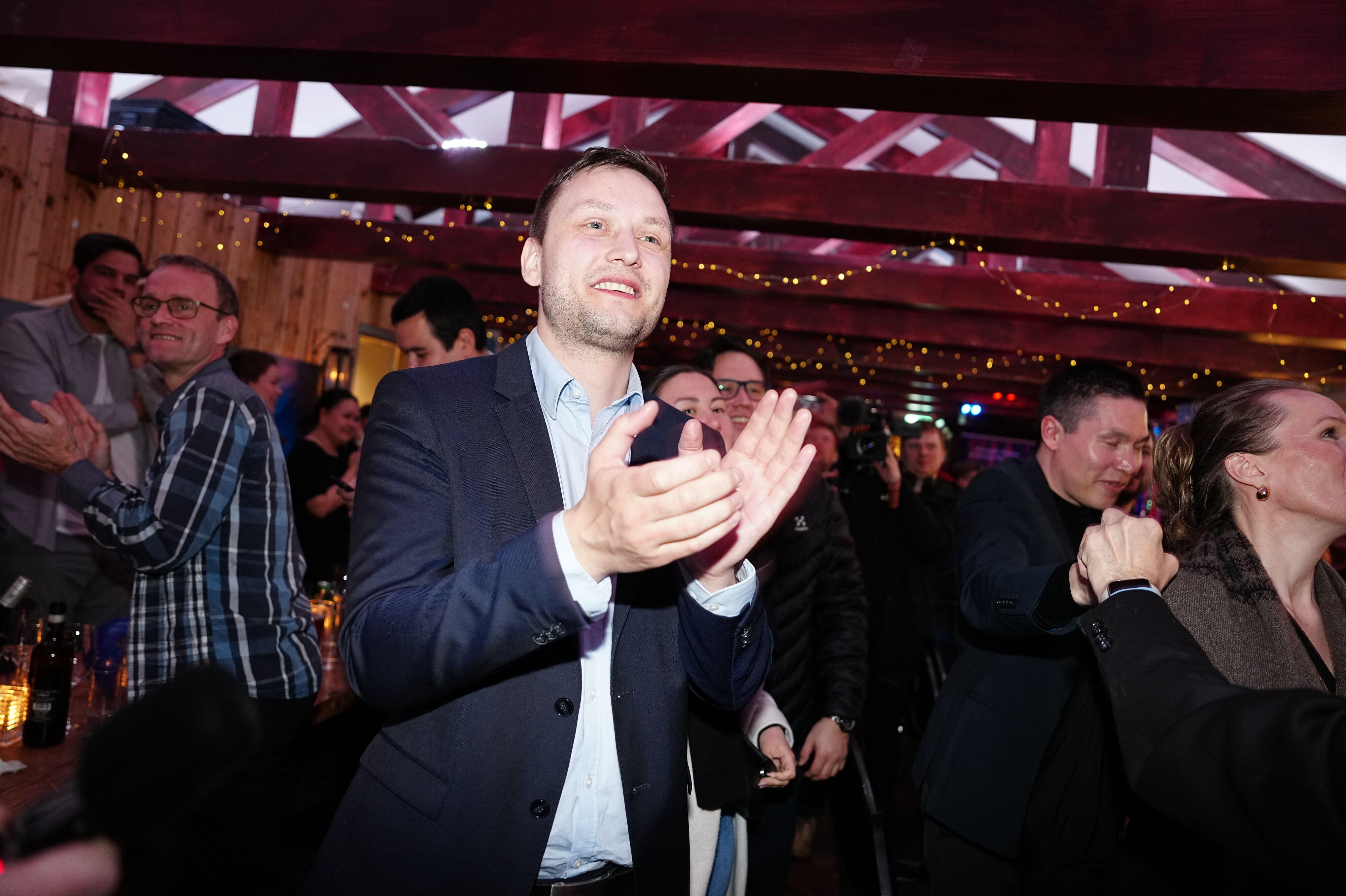 Formand Jens-Frederik Nielsen jubler ved valgfesten hos Demokraterne (Demokraatit) på café Killut i Nuuk.