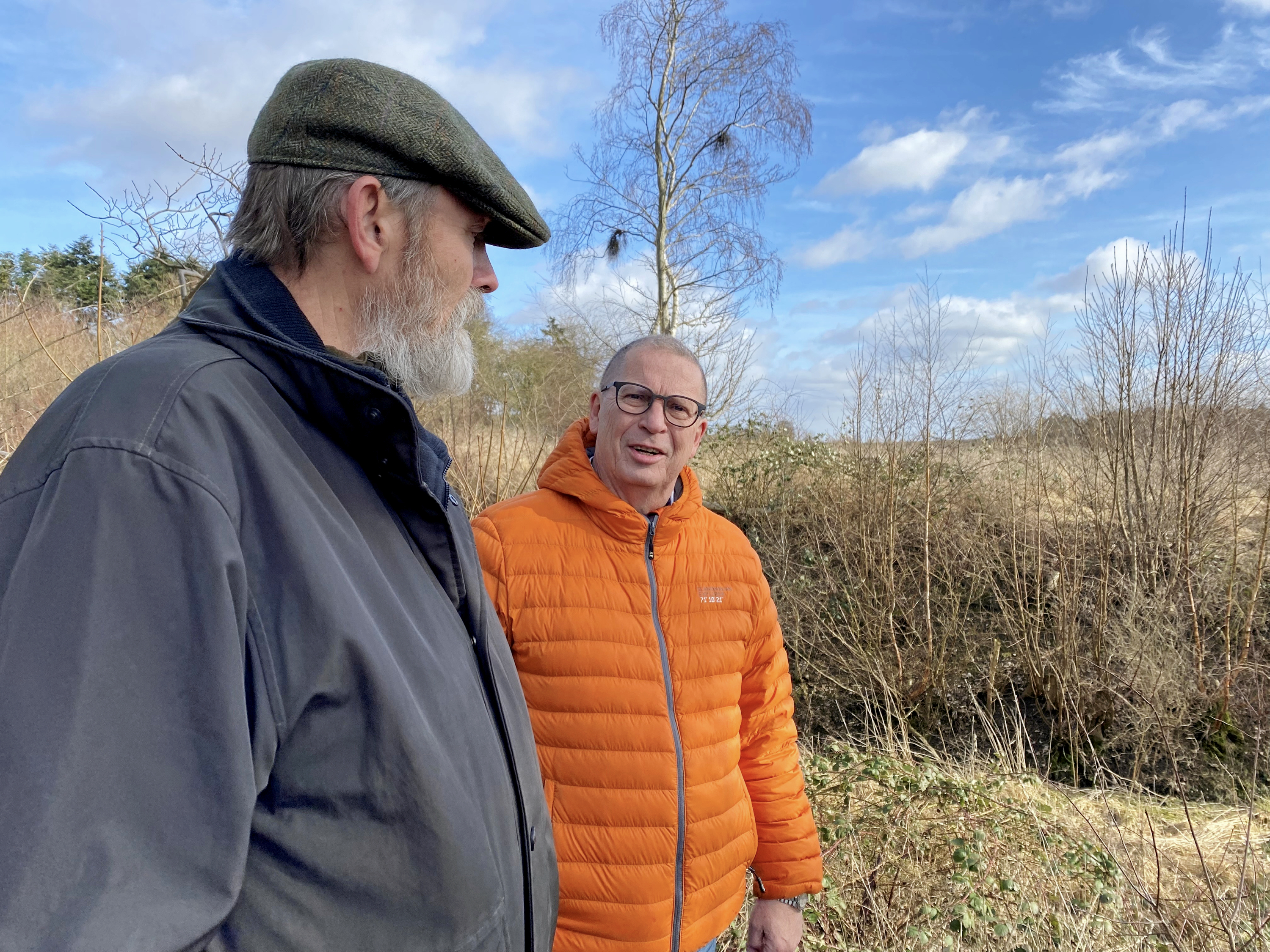 Jens Timm Jensen og Jørgen Bech kæmper for at undgå, at historisk banegrav kan blive fyldt op af forurenet jord.