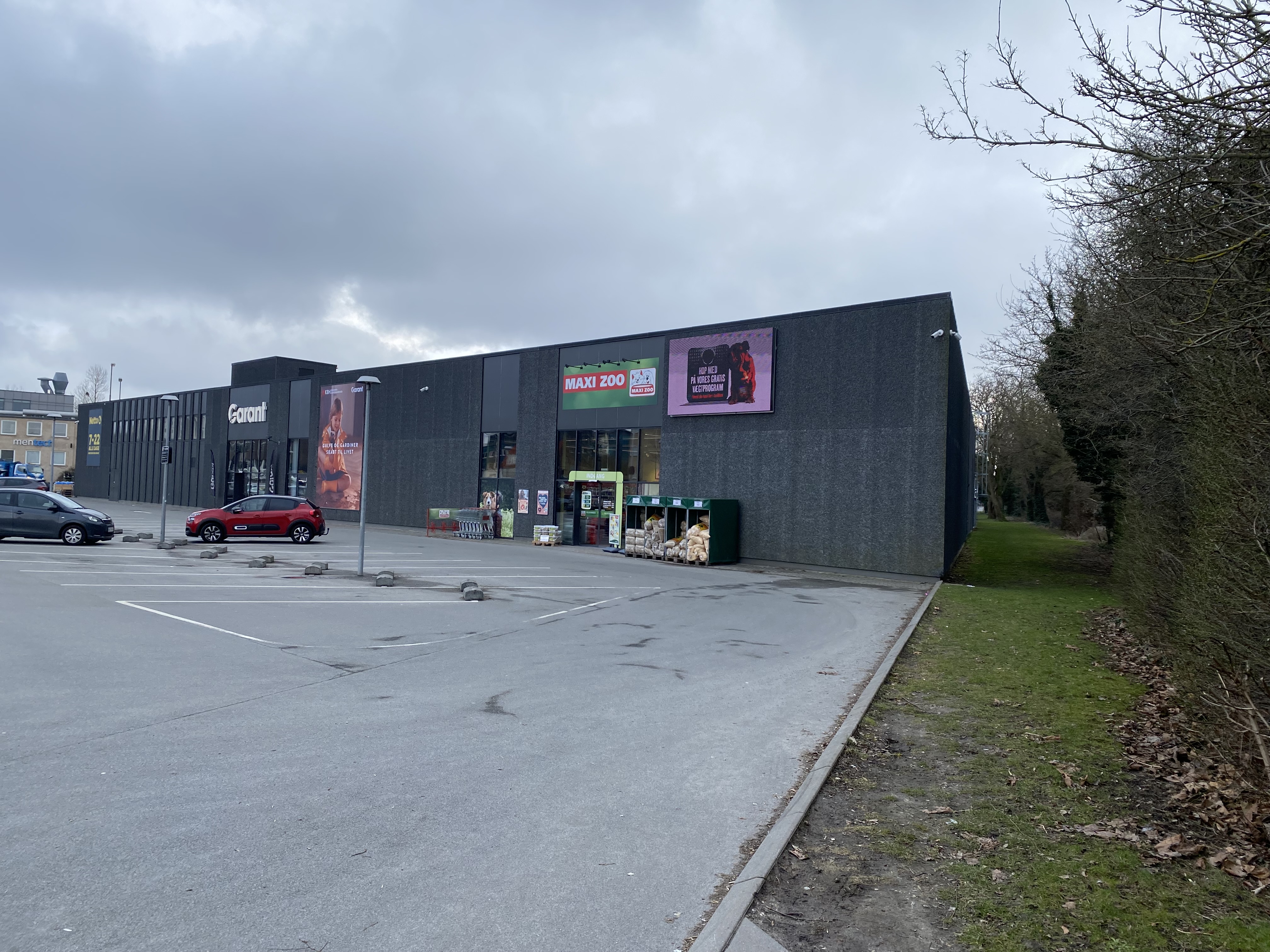 Ifølge politiet har håndgranaterne været i et grønt område nær adressen, hvor flere butikker holder til.