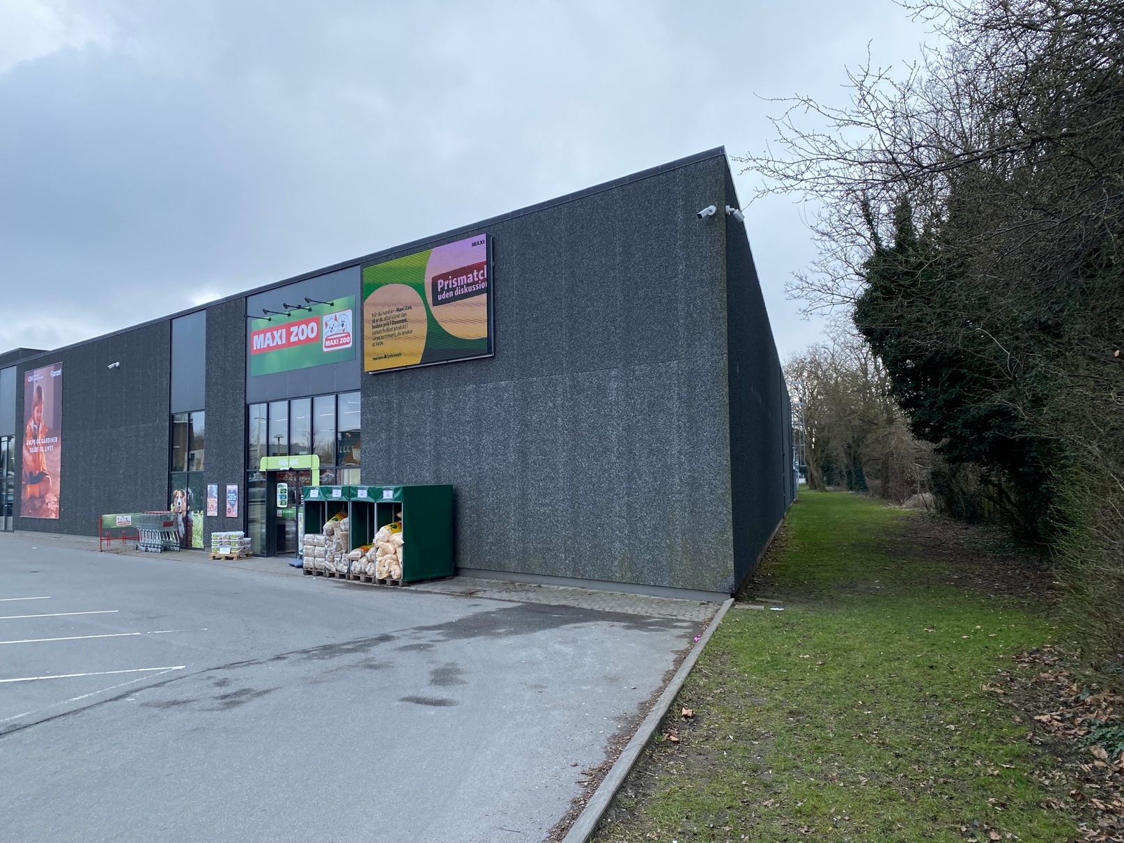 Det står ikke helt klart, hvor præcist håndgranaterne skal være blevet opbevaret, men sigtelsen lyder på, at det er sket i et grønt område ved Tavleholmsvej 2-4. Det kan være området bag bygningen her, der blandt andet huser Maxi Zoo og Netto. - Morten D. Christensen Det står ikke helt klart, hvor præcist håndgranaterne skal være blevet opbevaret, men sigtelsen lyder på, at det er sket i et grønt område ved Tavleholmsvej 2-4. Det kan være området bag bygningen her, der blandt andet huser Maxi Zoo og Netto.