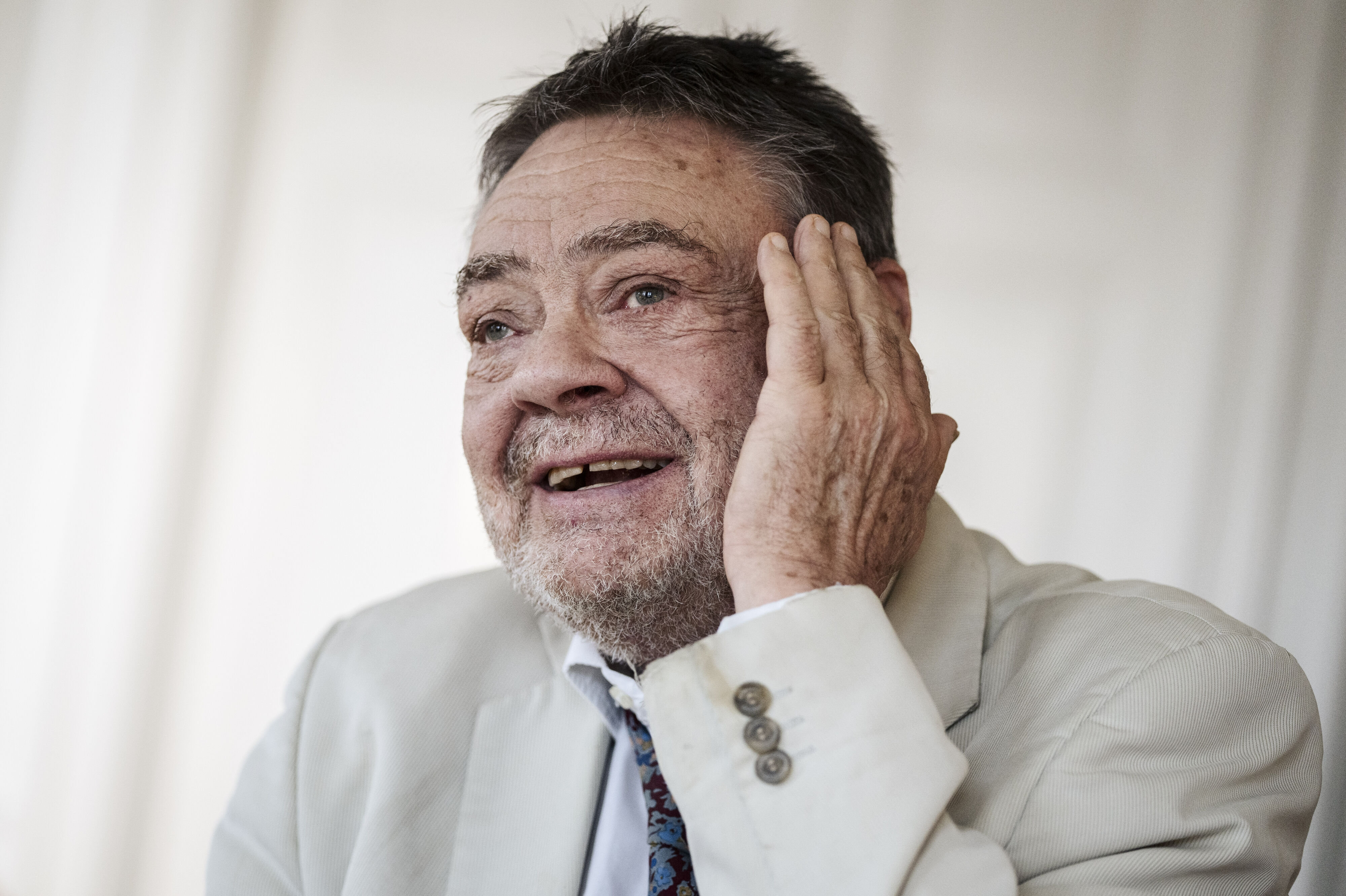 Den 74-årige skuespiller Tommy Kenter fik i 2002 en Bodil for sin rolle i "Fukssvansen" og fejrede det efterfølgende med at hoppe på en kage. (Arkivfoto).