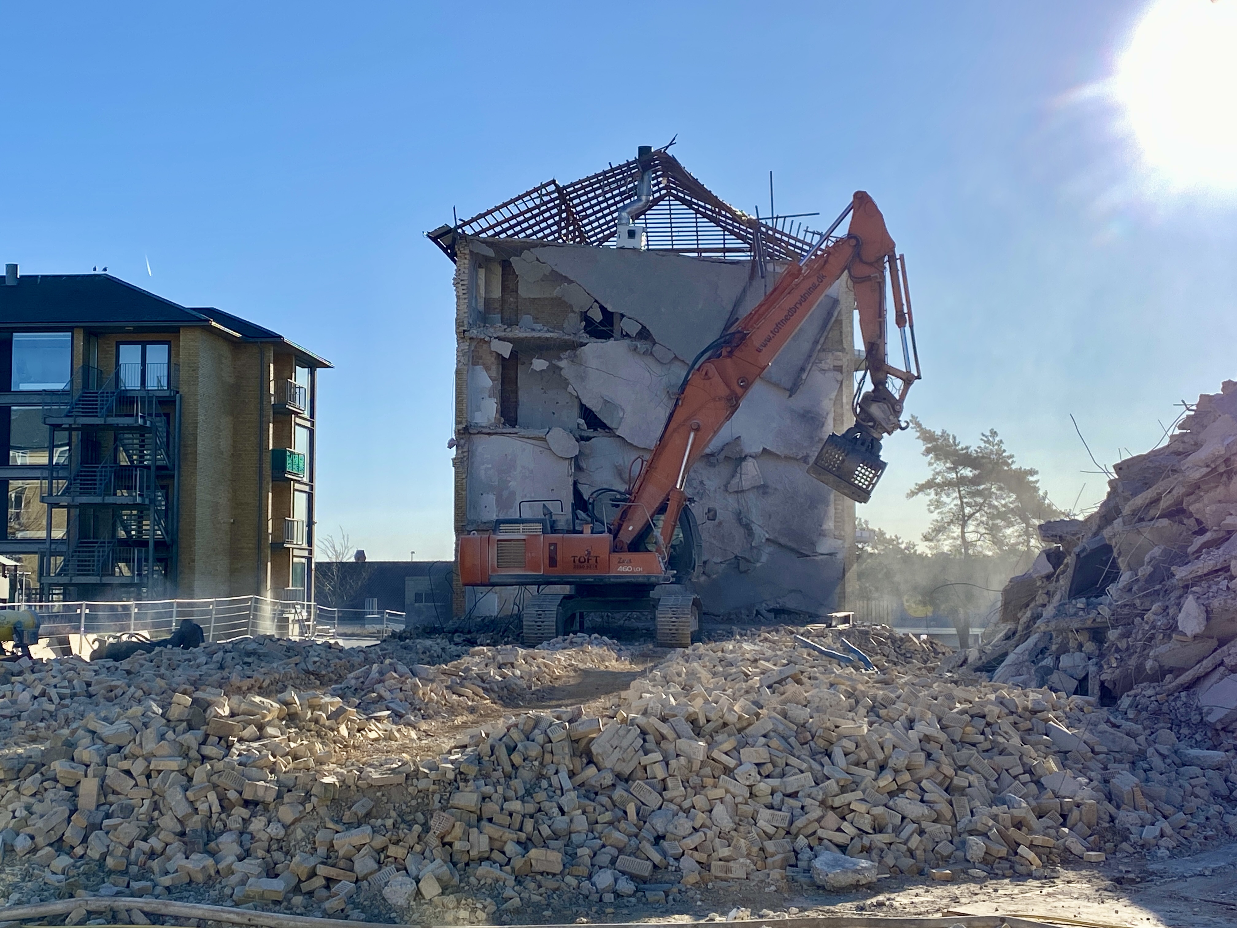 Nedrivningen af den første af i alt fire boligblokke på Motalavej i Korsør er i fuld gang.
