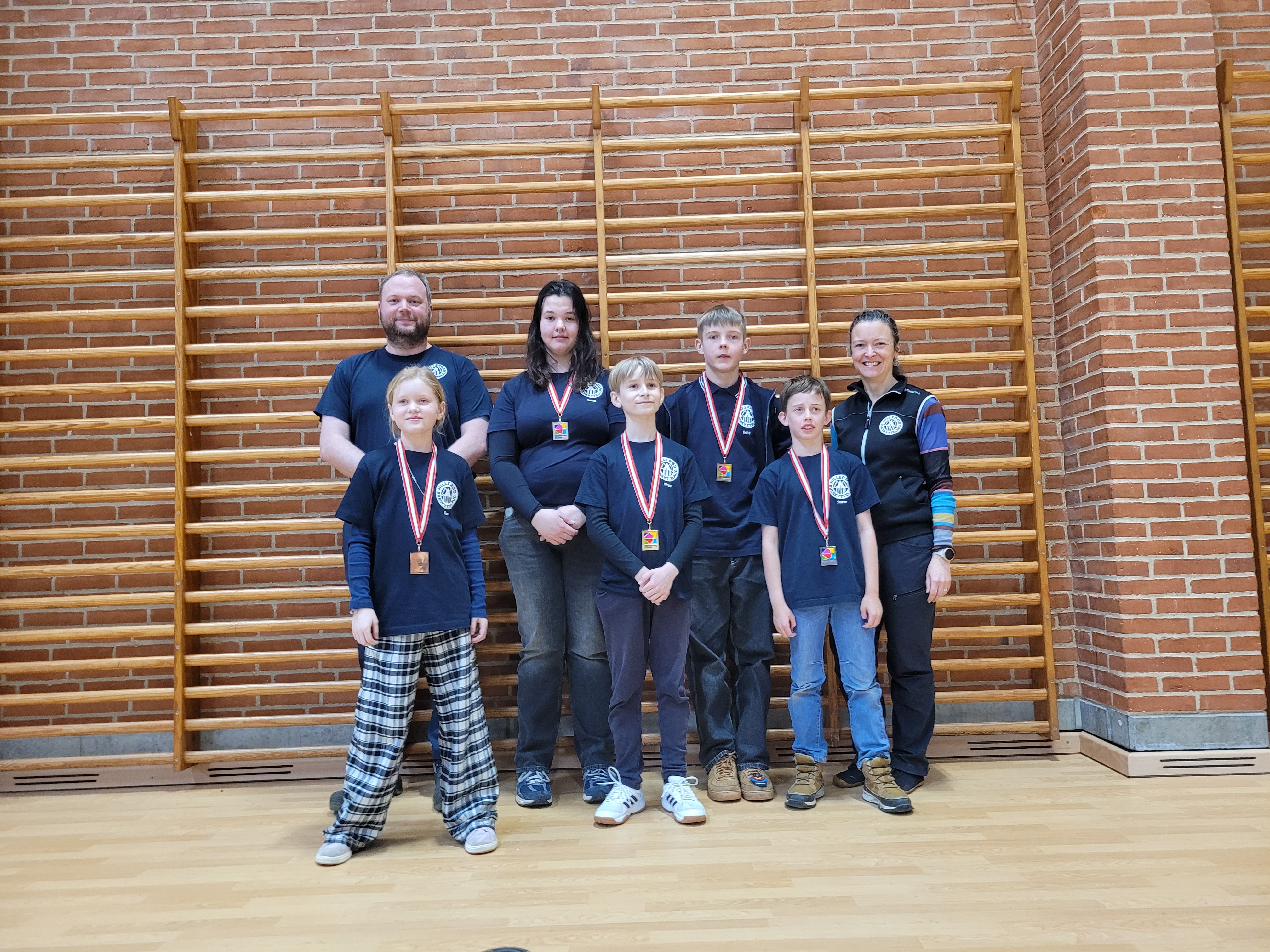 Rolf (træner), Lise, Lucca, Vitus, Eskil, Storm og Marianne (træner).