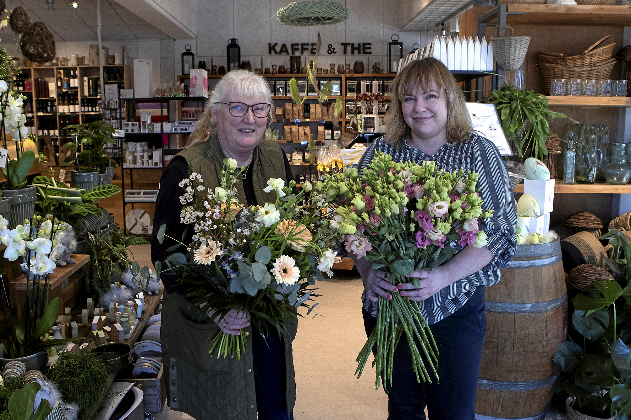 Der er planlagt en særlig fejring, når blomsterbutikken skal fejre sit 30 års jubilæum. Til venstre Karna Lønne og til højre Soldis Sigurdardottir.