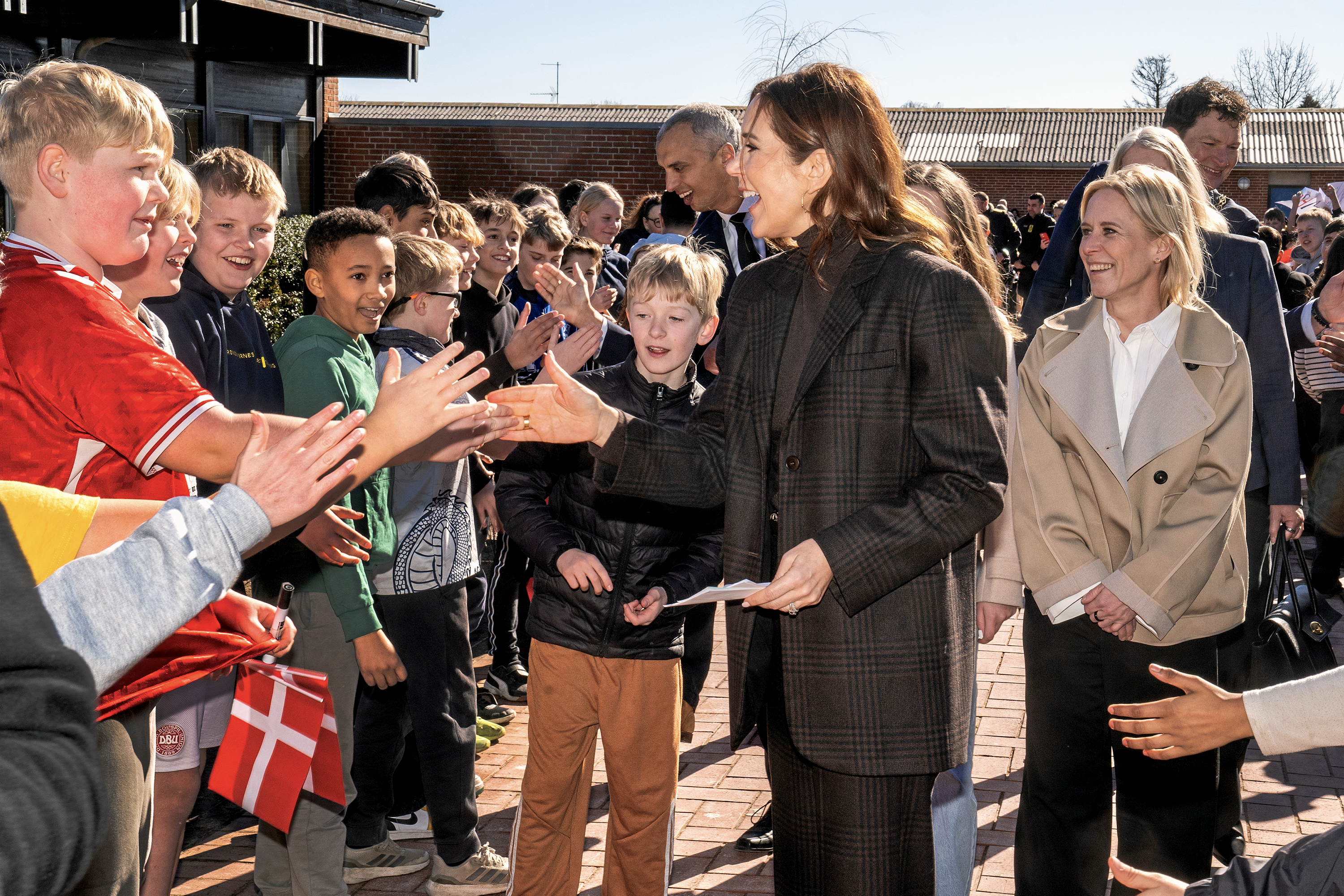Dronning Mary gav masser af high fives til eleverne.