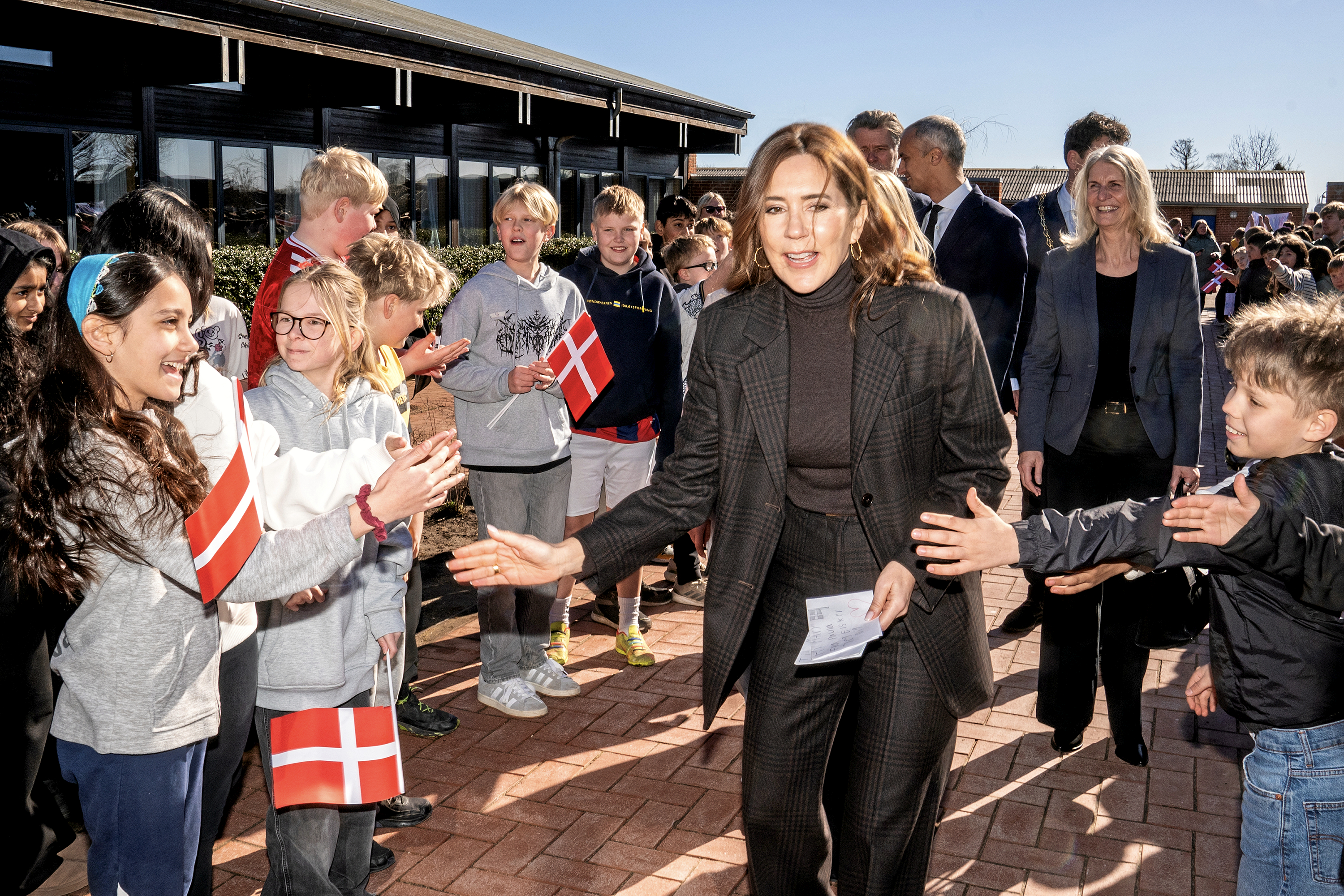Dronningen fik en varm modtagelse på Pilehaveskolen.
