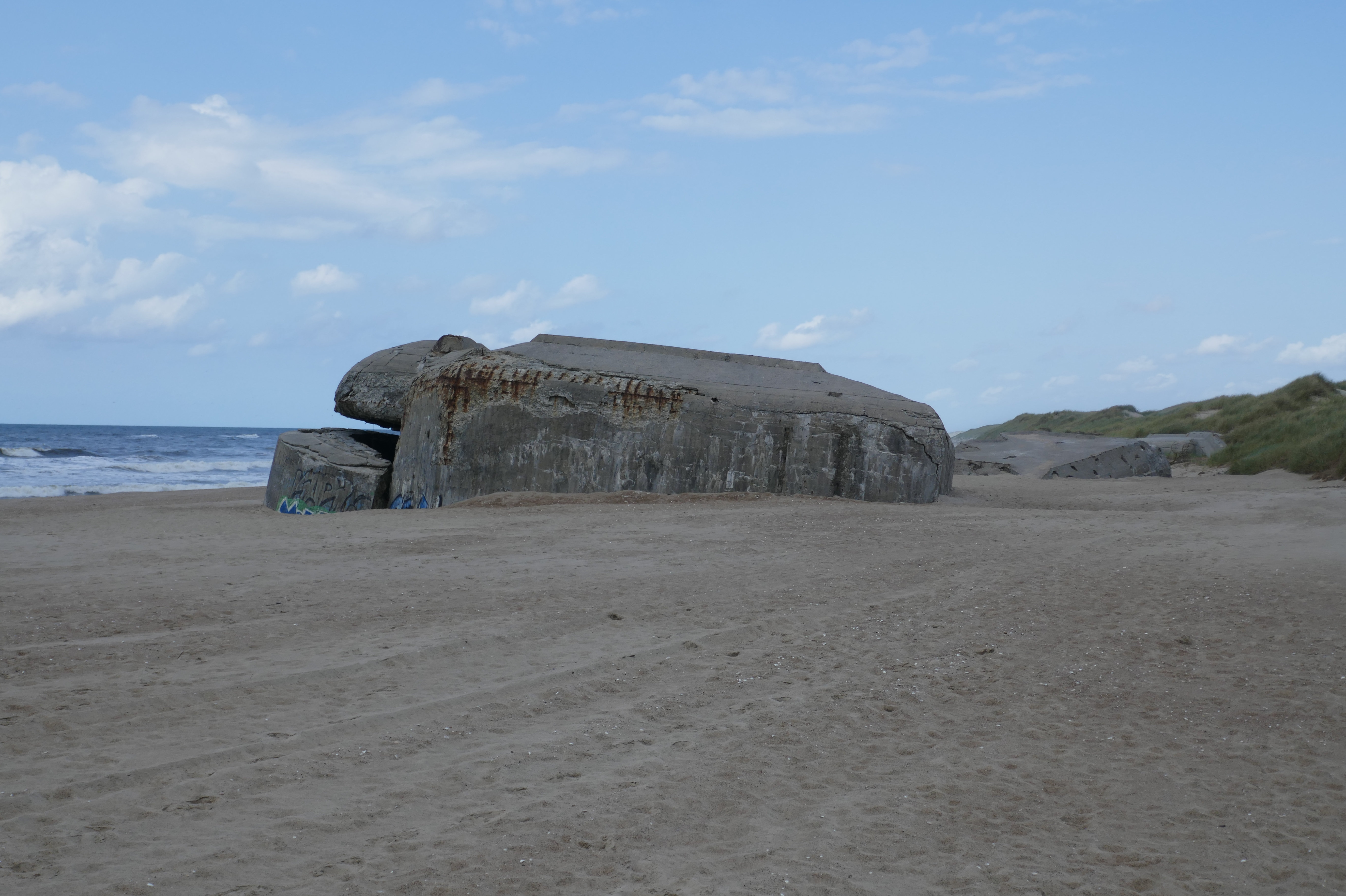 Naturens tand har slidt på bunkerne, der ligger nede på stranden ved Houvig.