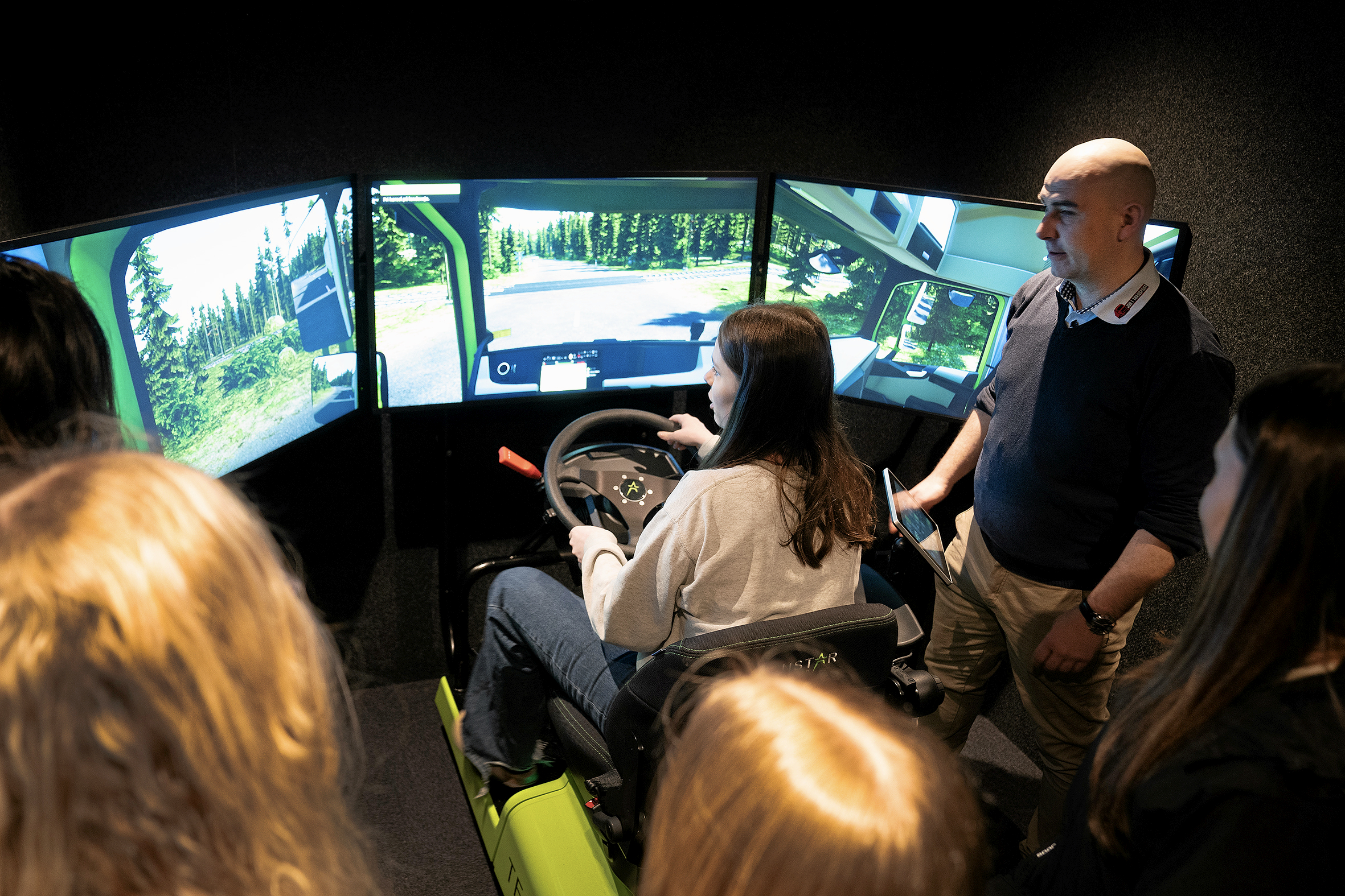 Transportbranchen vil trække flere unge til chaufføruddannelsen. Det skal blandt andet ske ved, at de får lov til at tage plads bag rattet i en specialbygget simulator og prøve deres evner som chauffør af.