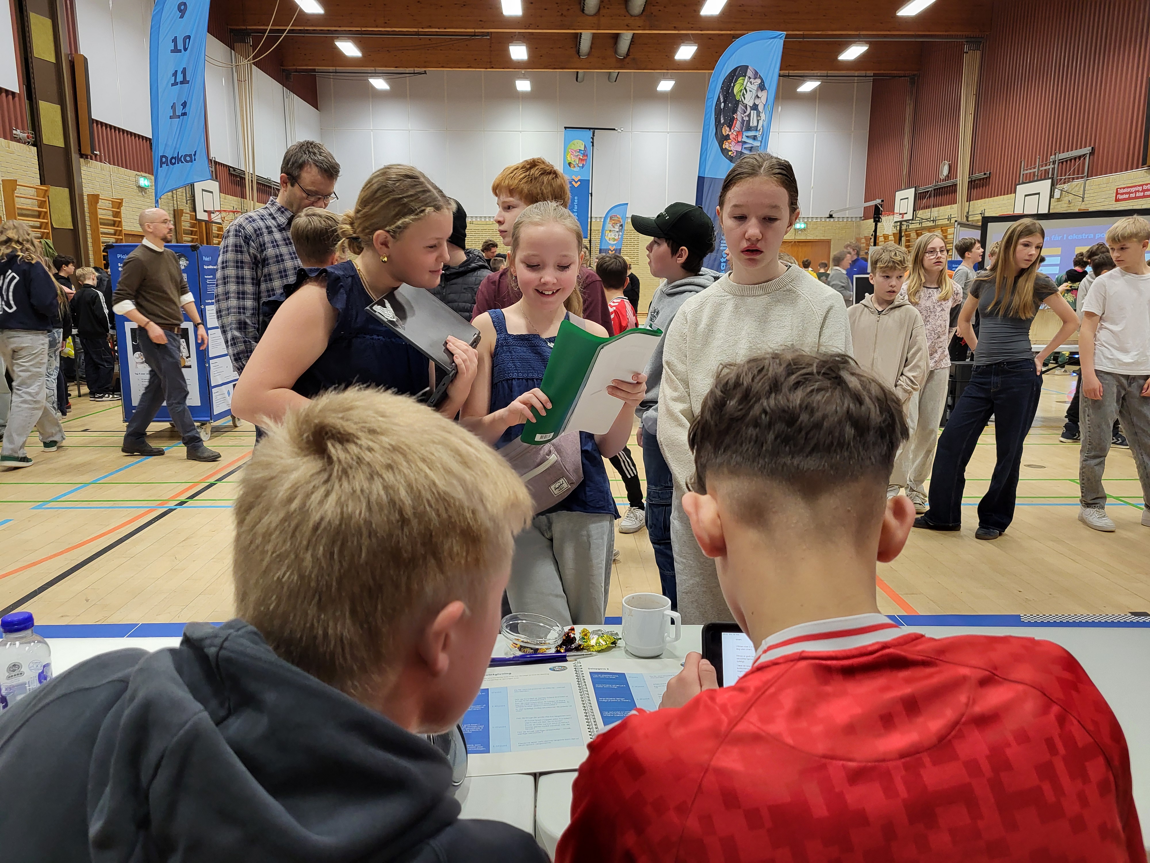 Nicoline, Ella og Smilla fra 6. klasse på Hotherskolen præsenterer deres projekt ved dommerbordet til Naturfagsmaraton på Store Heddinge Skole i marts 2025.