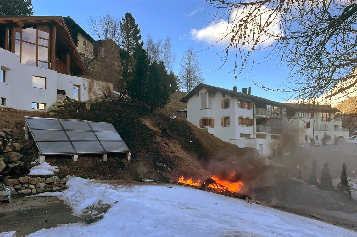 Schweizisk politi skriver i en pressemeddelelse, at et propelfly styrtede mandag, og at de tre personer, der var om bord på flyet, er omkommet.