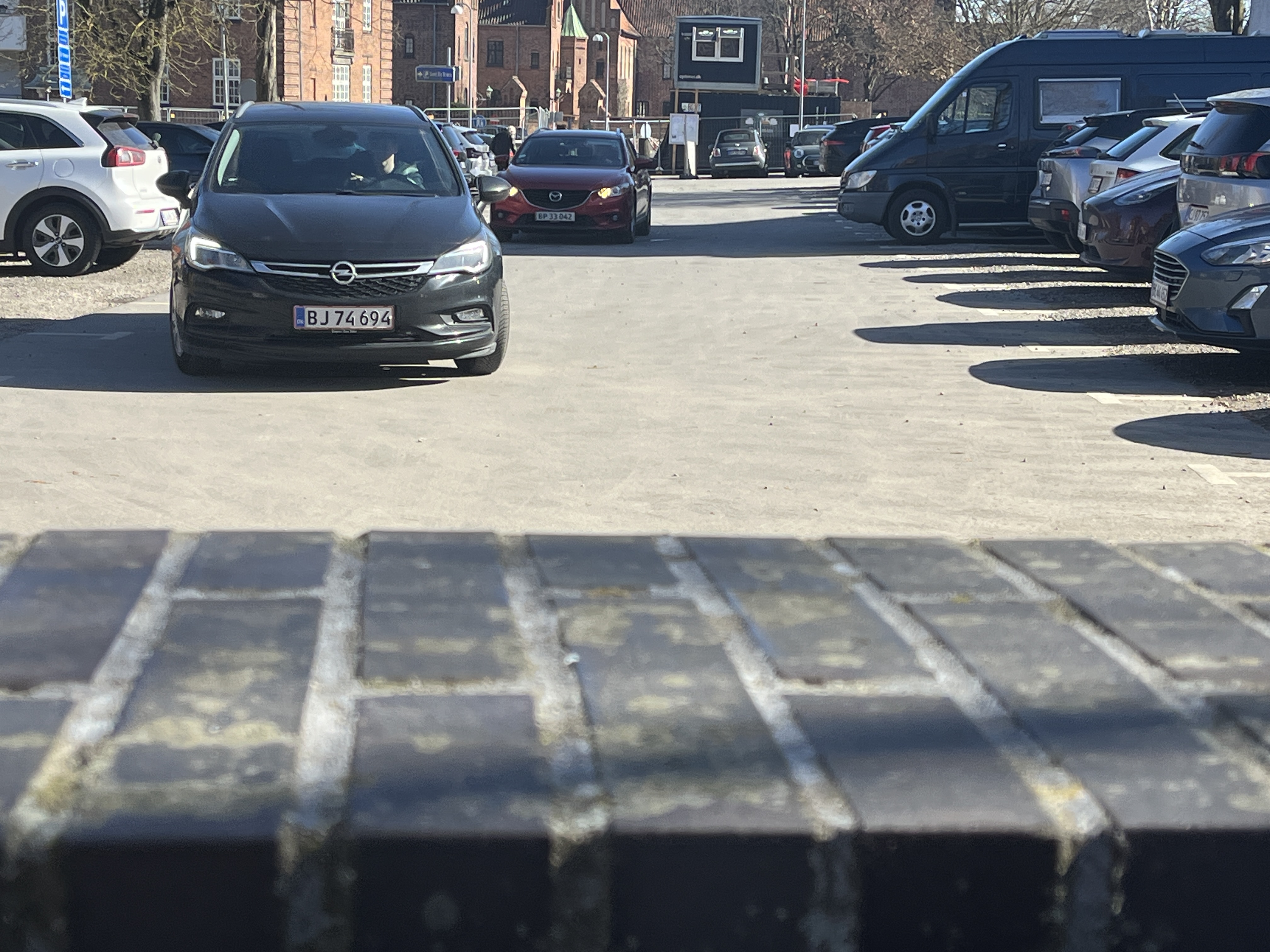En p-plads i Roskilde koster for fem timer 85 kroner, I Køge koster samme timeantal - efter at Køge lavede deres betalingsparkering om - 30 kroner.