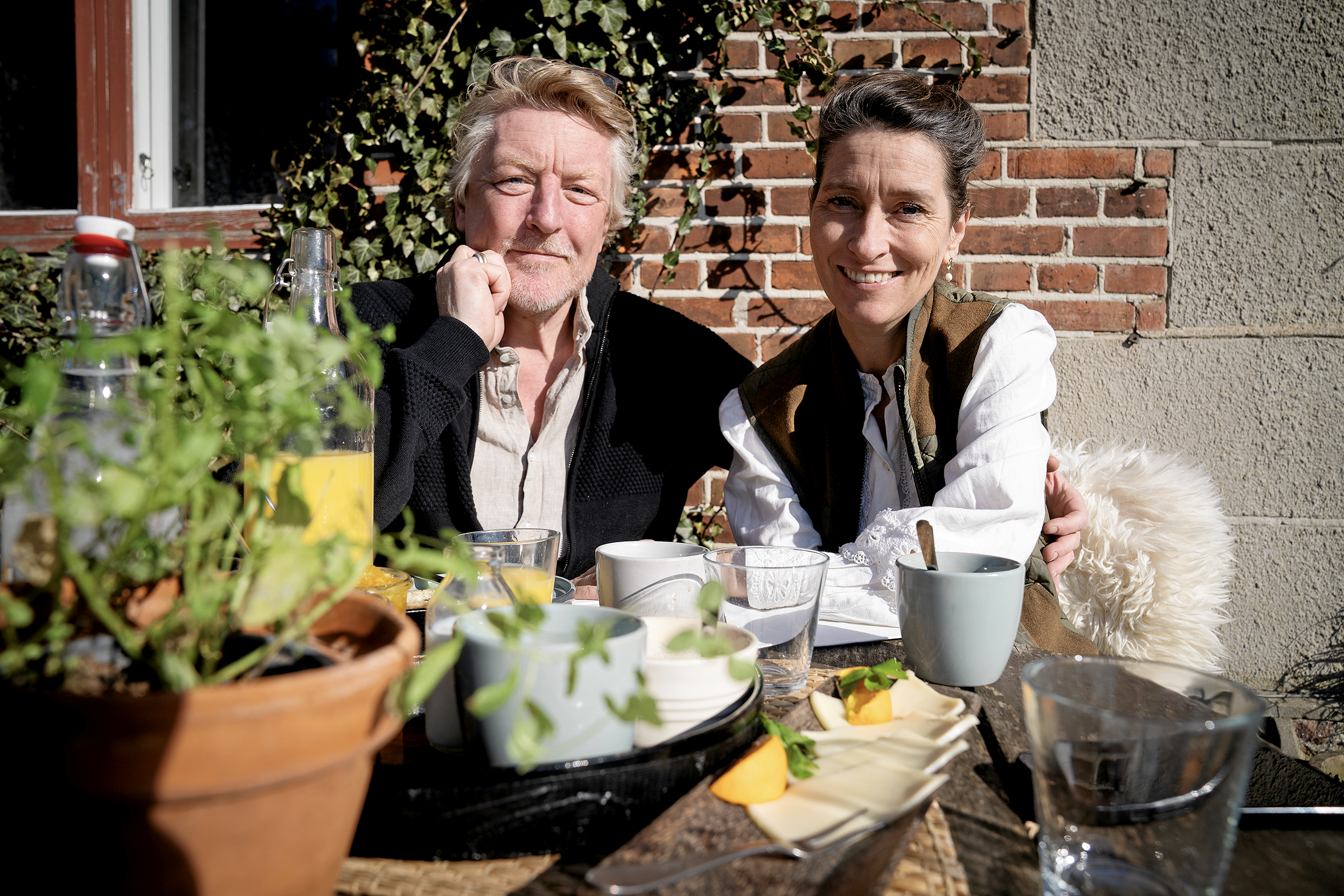 Man forstår smilene hos Majken og Henrik. Solen skinner, udsigten er god og deres Bed & Breakfast er indtil videre en succes.