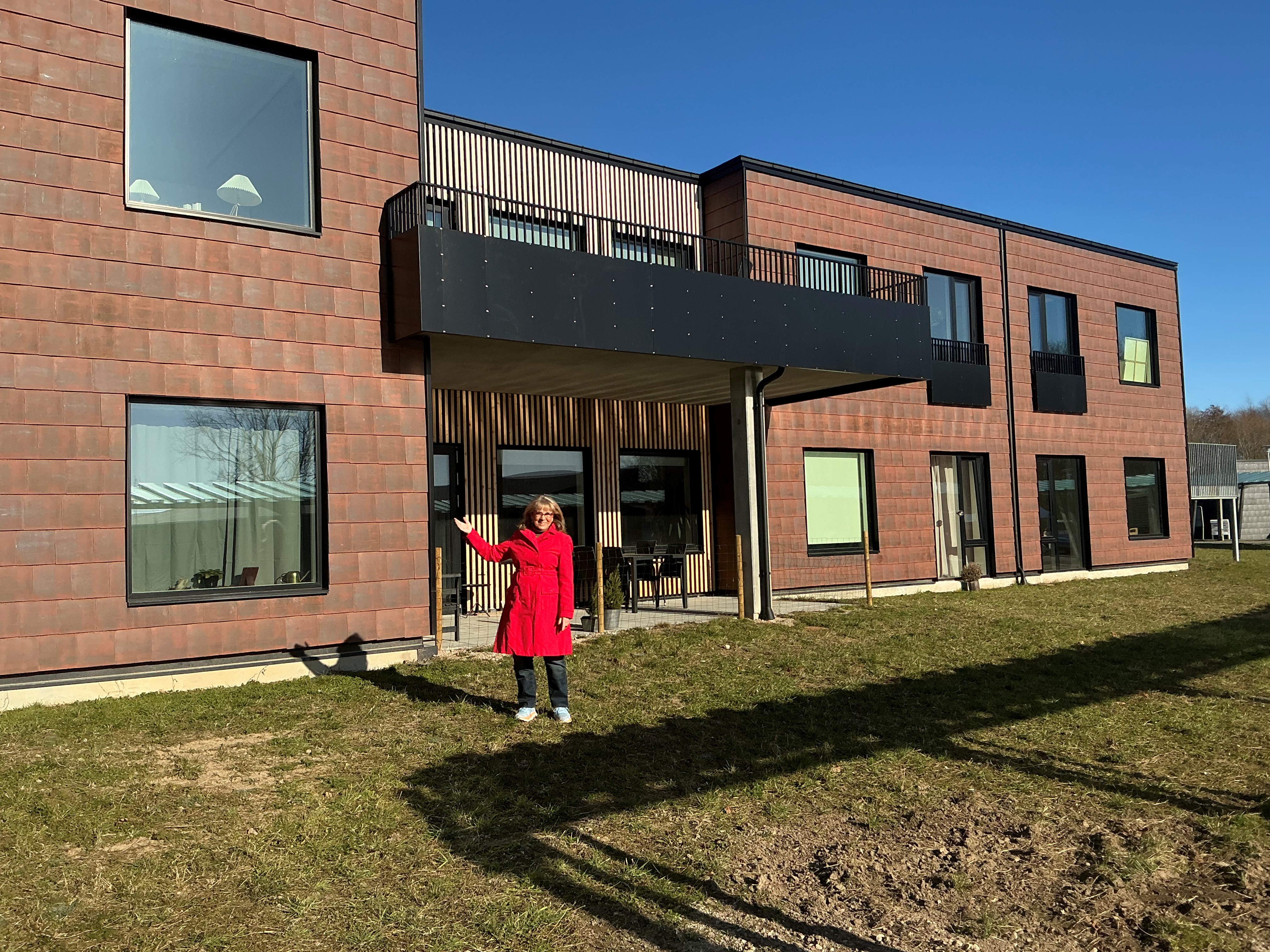 Lene Bang foran den nye ovale bebyggelse i Lillevang, der hedder Rosenhaven.