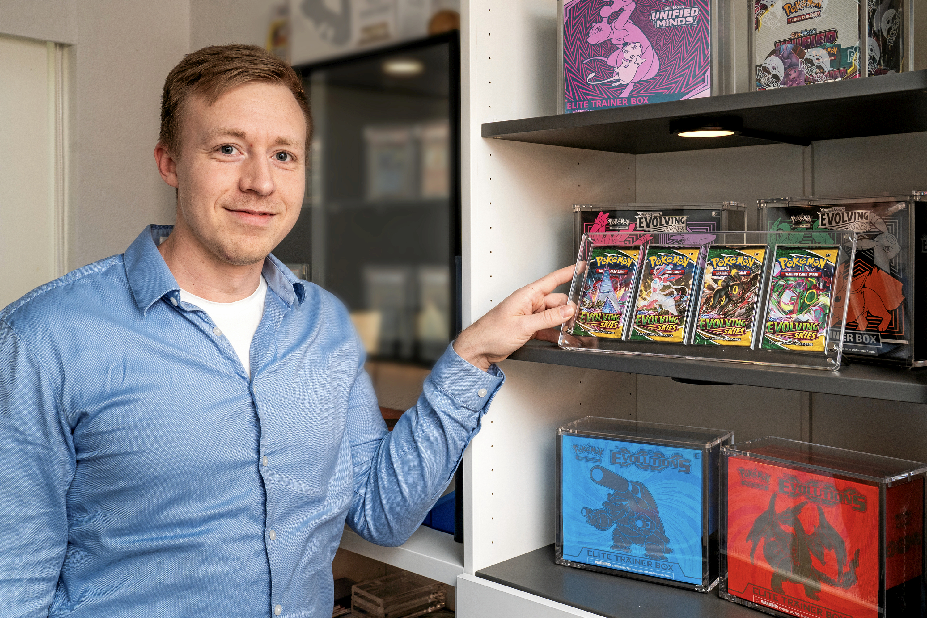 Til hverdag arbejder han som supporter i el-branchen, men når han har fri, er 34-årige Frederik Johansens helt store interesse er Pokémon-kort.