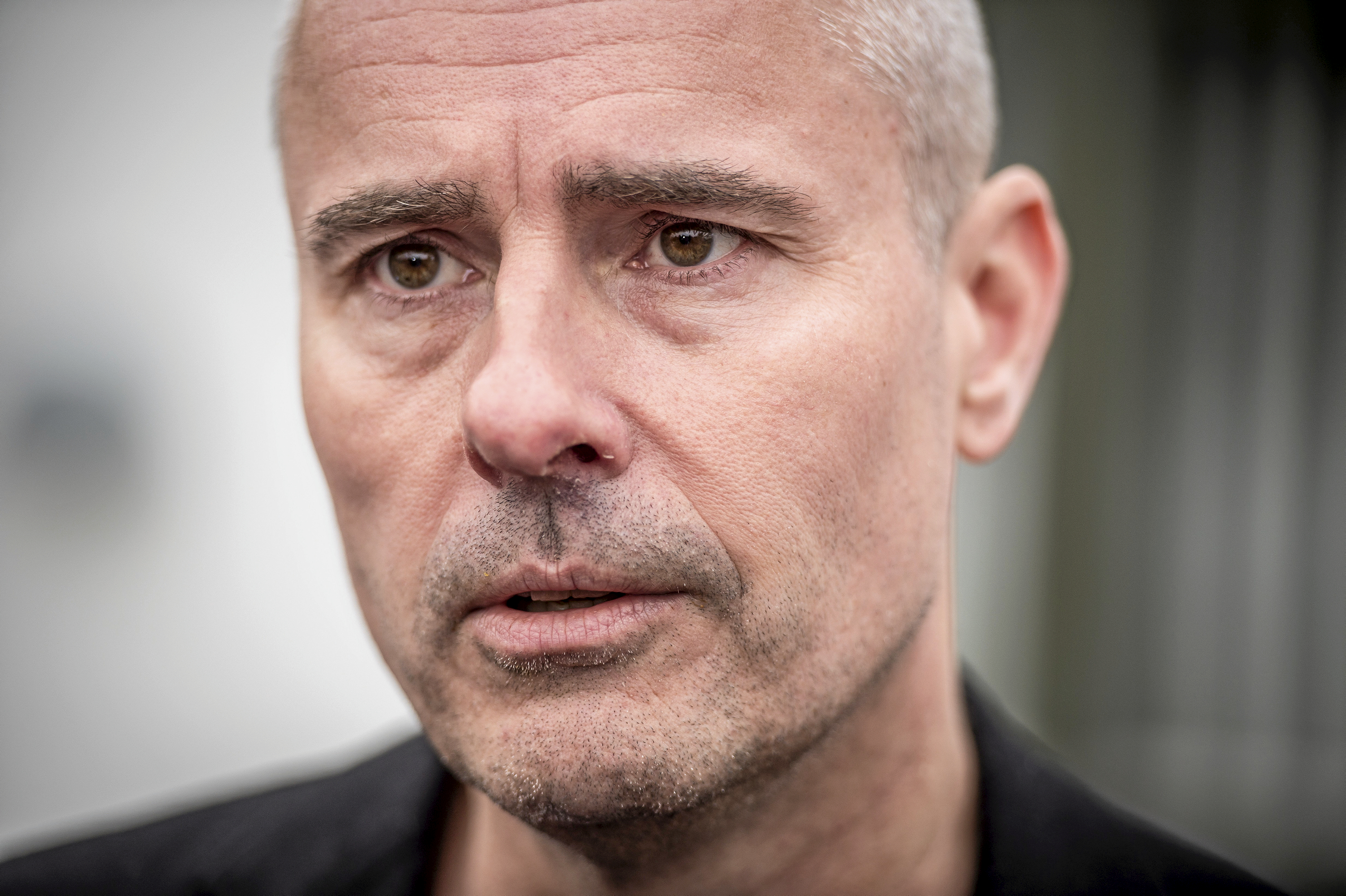 Henrik Sass Larsen er blevet tiltalt i en sag om besiddelse af overgrebsmateriale med børn. Der er tale om tusindvis af billeder og filmsekvenser, viser anklageskrift.