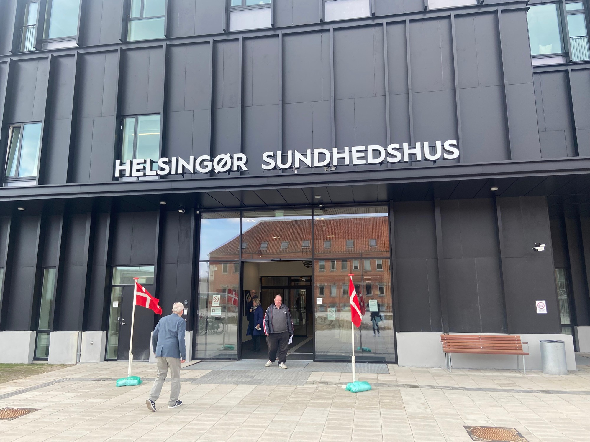 Sundhedshuset i Helsingør rummer - i lighed med sygehuset i Frederikssund - en bemandet akutklinik. Nu kan borgeren i området regne med, at skadesporet på akutklinikken holder åbent i åbningstiden - og ikke kun lægevagtsporet.