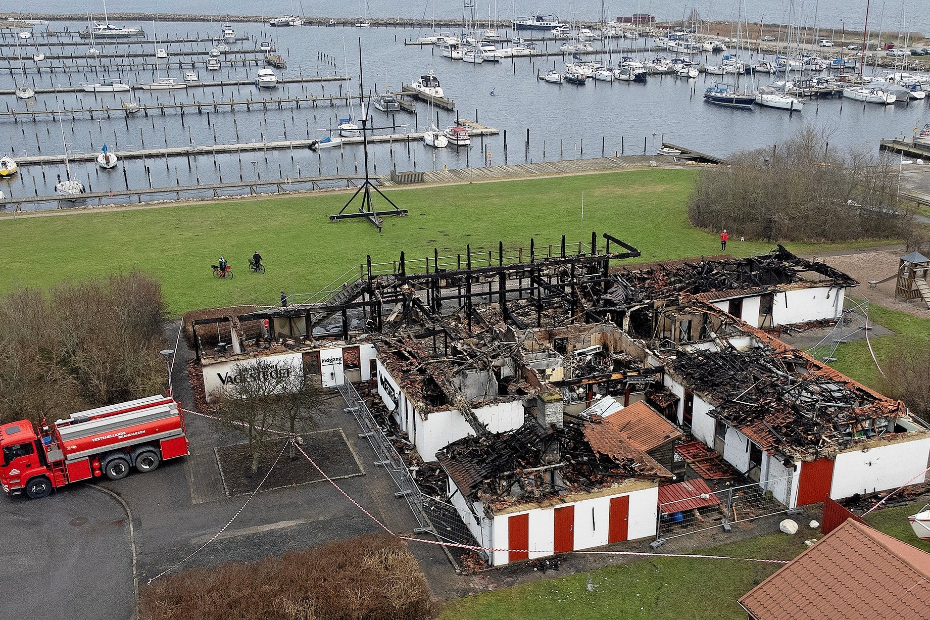 Restaurant Vadestedet tæt på Holbæk Marina nedbrændte i februar. Nu spirer idéerne om, hvad der vil kunne trække flere sejlere, byboere og turister til området i fremtiden.