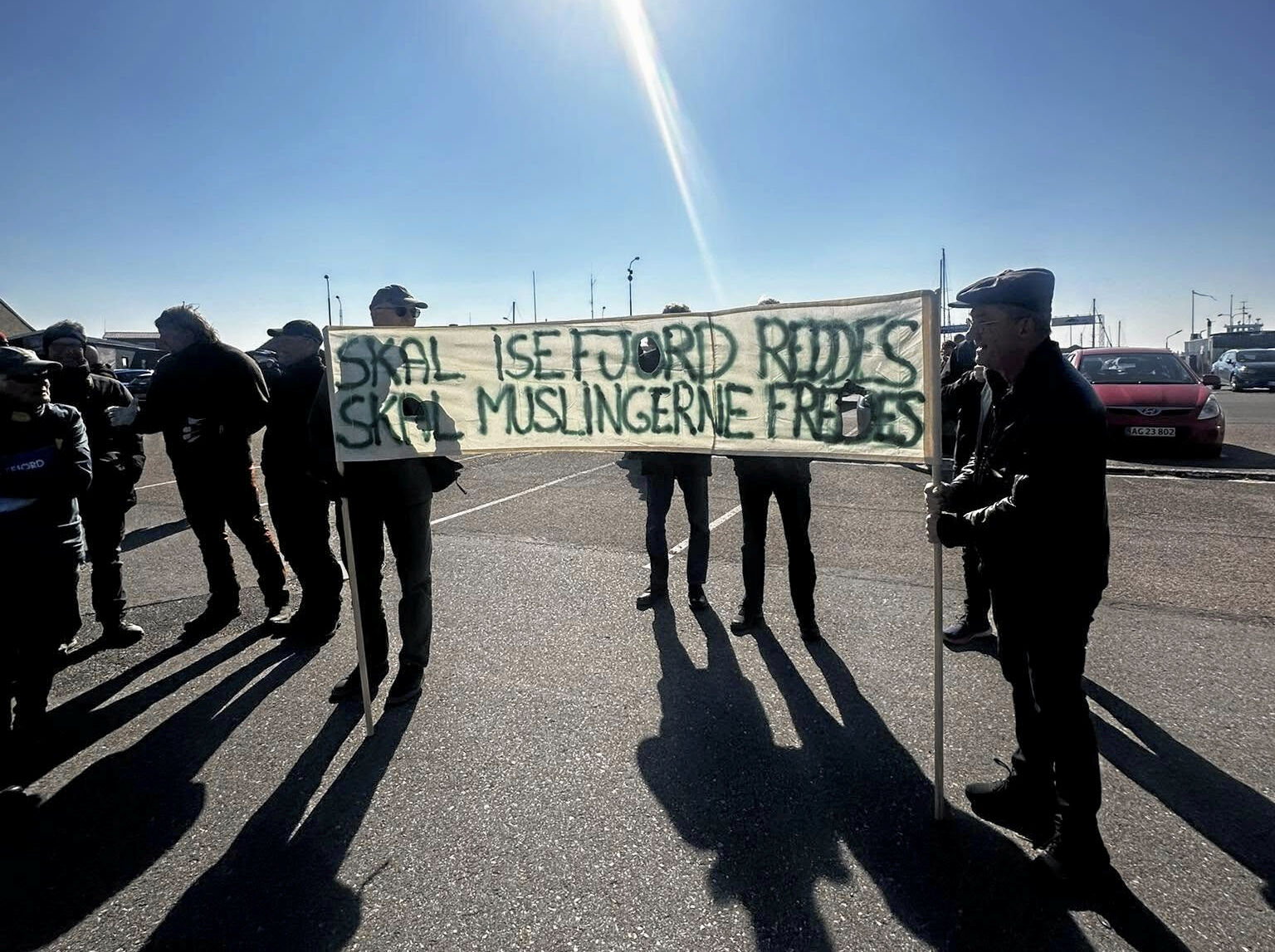 Modstanden mod muslingeskrab er stor, og der har været flere demonstrationer mod det flere steder.
