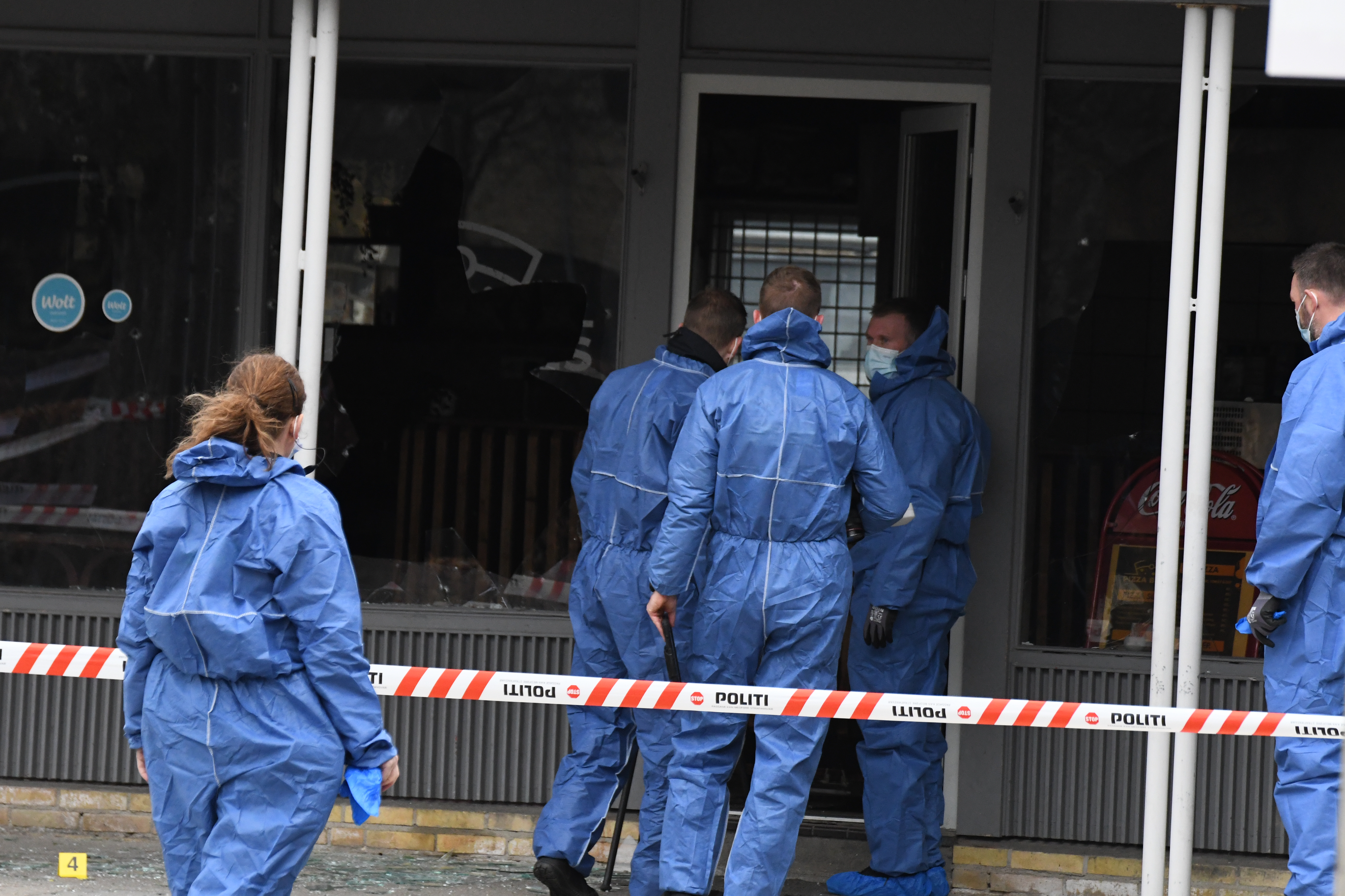 Kriminalteknikere undersøger pizzeriaet i Søborg efter eksplosionen i marts. Nu er en svensk teenager mistænkt i sagen.