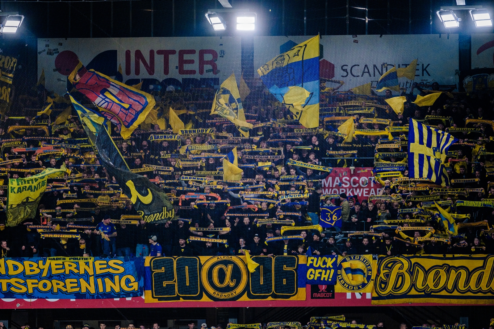 Gæsteafsnittet i Randers var fyldt op med over 2000 tilhængere af Brøndby IF den 10. marts 2025. - Robert Hendel Gæsteafsnittet i Randers var fyldt op med over 2000 tilhængere af Brøndby IF den 10. marts 2025.