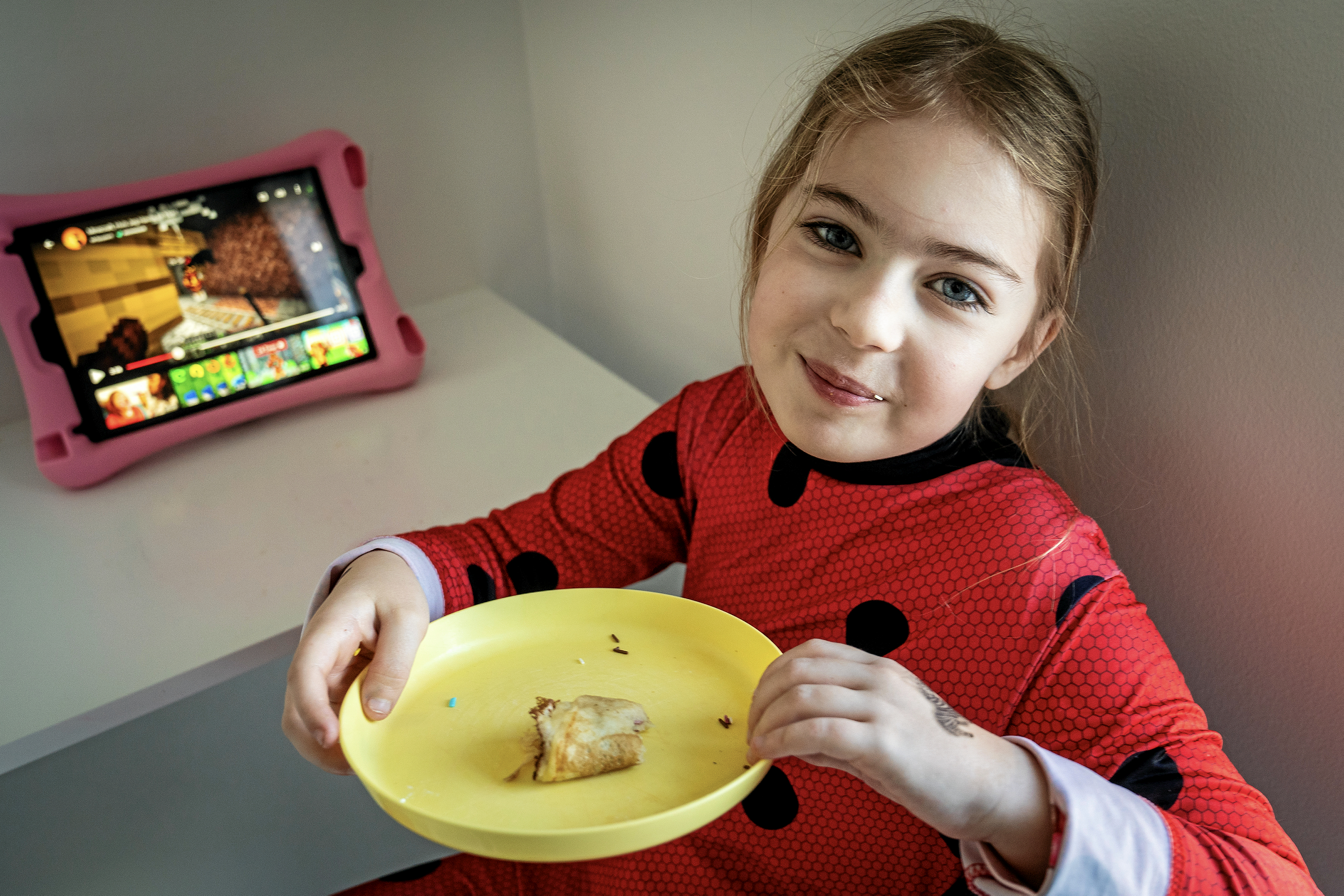Alba er otte år nu. Hun og hendes familie lever i konstant angst for forværring af hendes livskvalitet.
