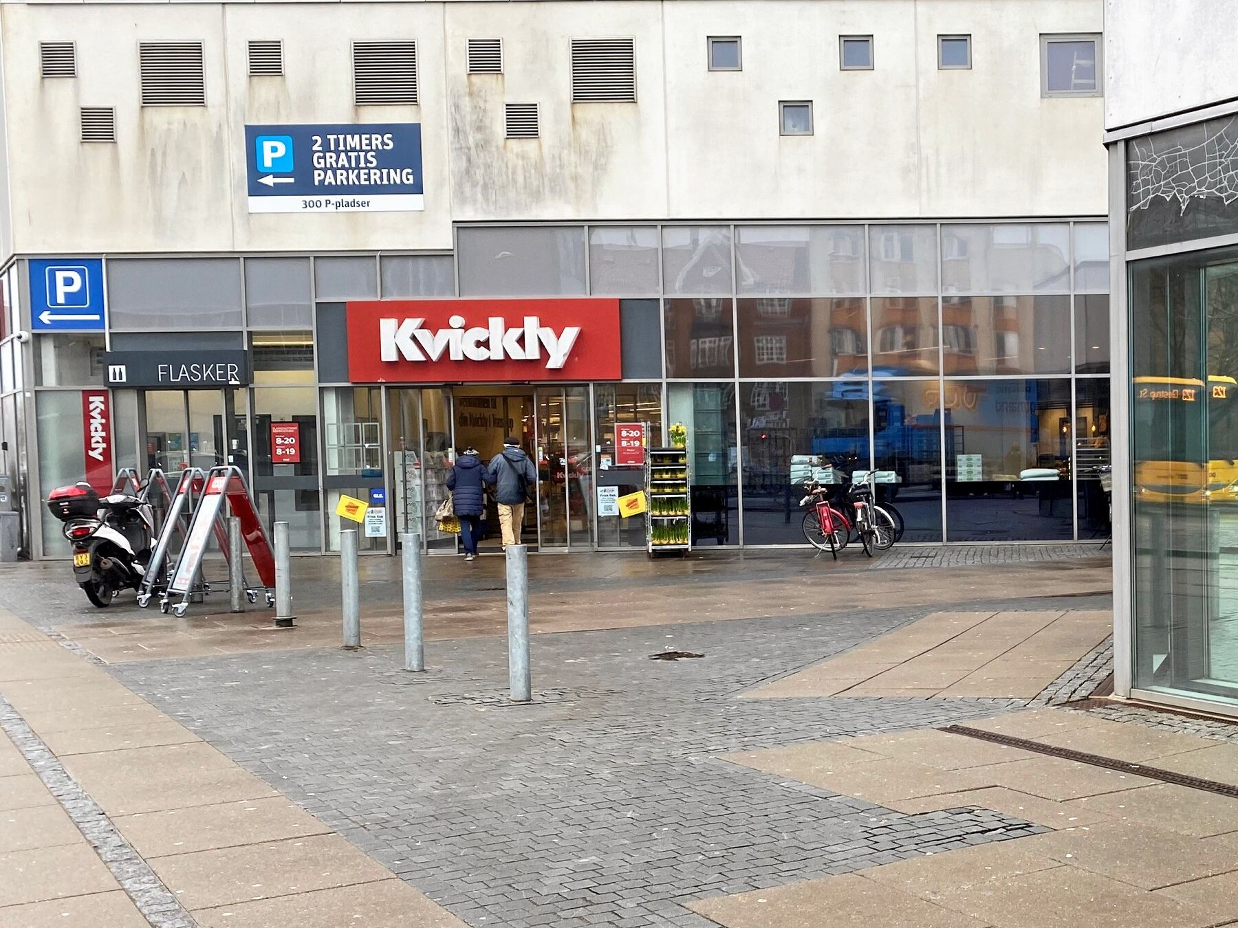 Der er debat im scan-selvkasserne i Kvickly på Taastrup Torv.