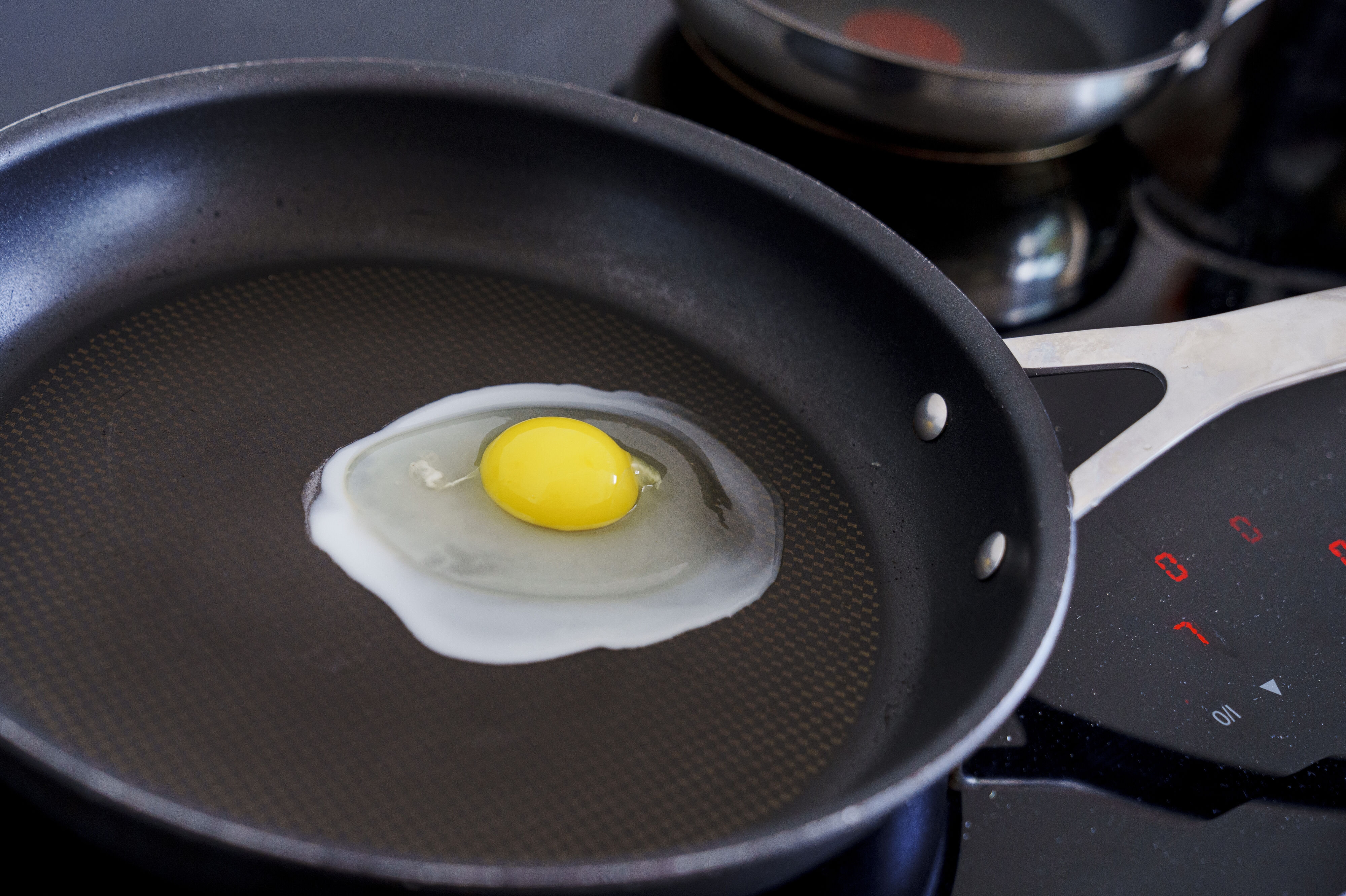 Det er nemt at stege et spejlæg på en nonstick-stegepande, men disse pander indeholder typisk PFAS, der er svært nedbrydelige og kan være skadelige for vores kroppe og miljøet. (Arkivfoto).