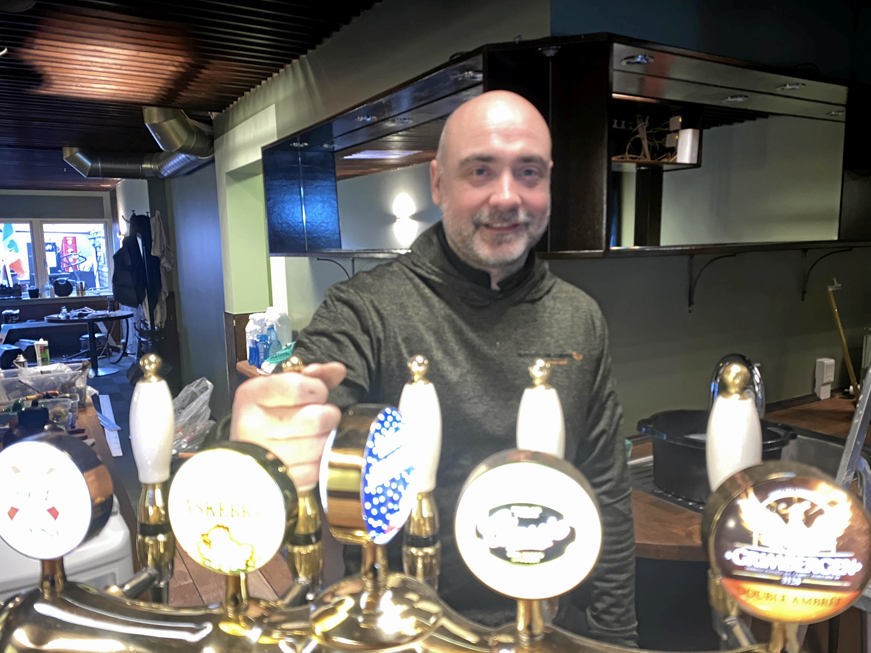 Torben Larsen er indehaver af Pubben. Han ryger ikke selv, og fremover må gæsterne heller ikke ryge i det, der indtil nu har været et semi-brunt værtshus.