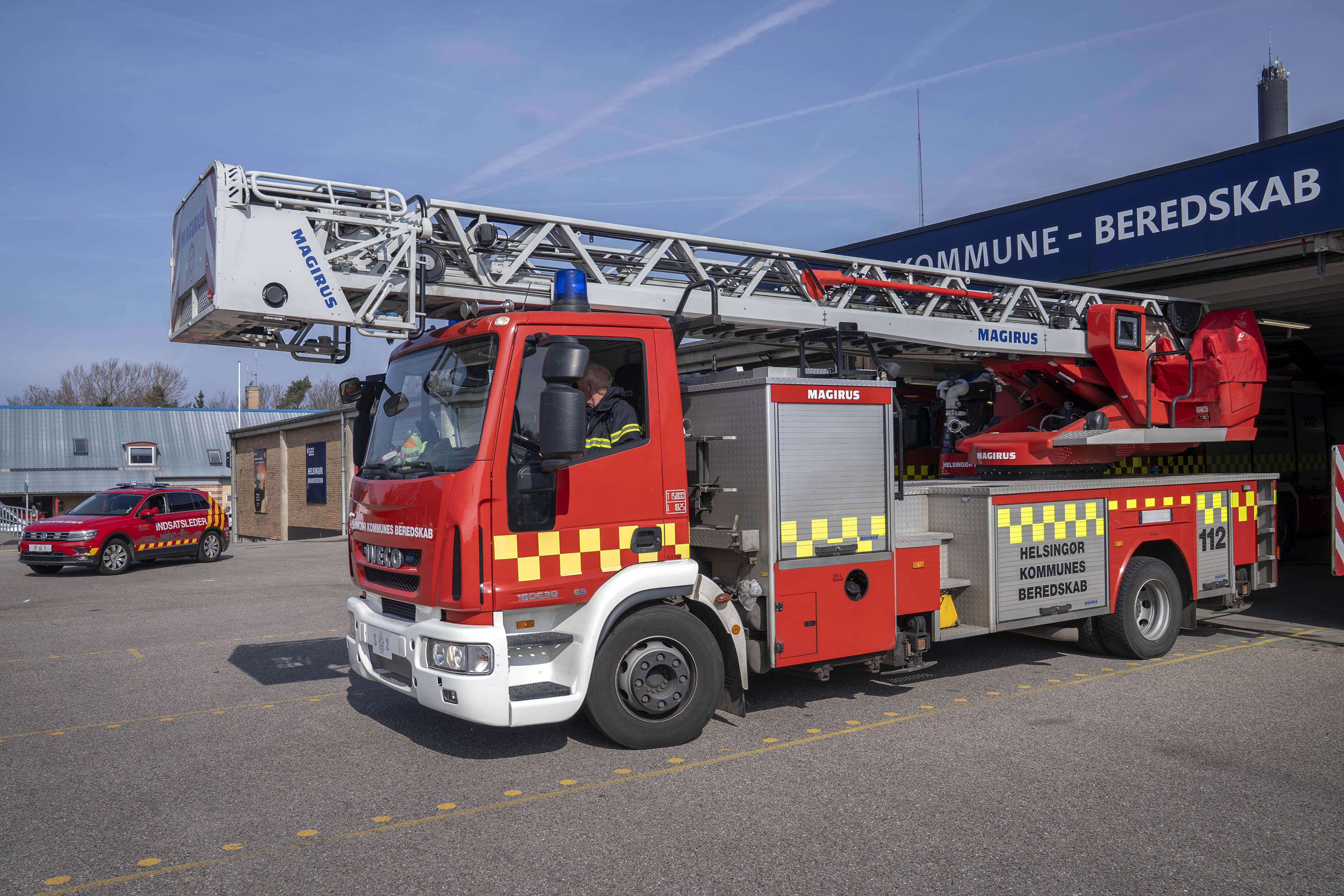 Store flammer stod op fra grillen og forbrændte både mand og bygning.