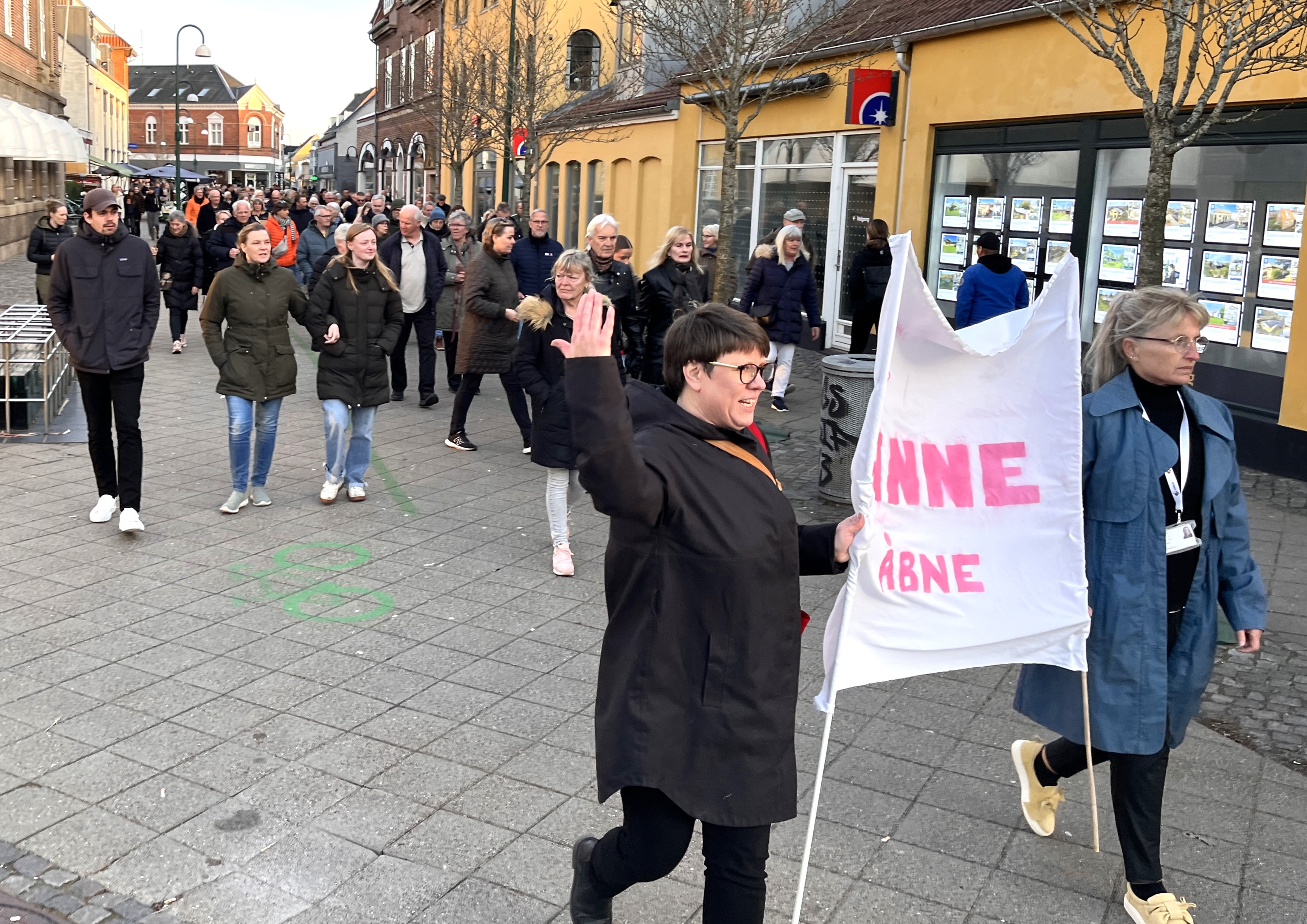 Flere end 300 borgere mødte op, da der onsdag var indkaldt til støttedemonstration.
