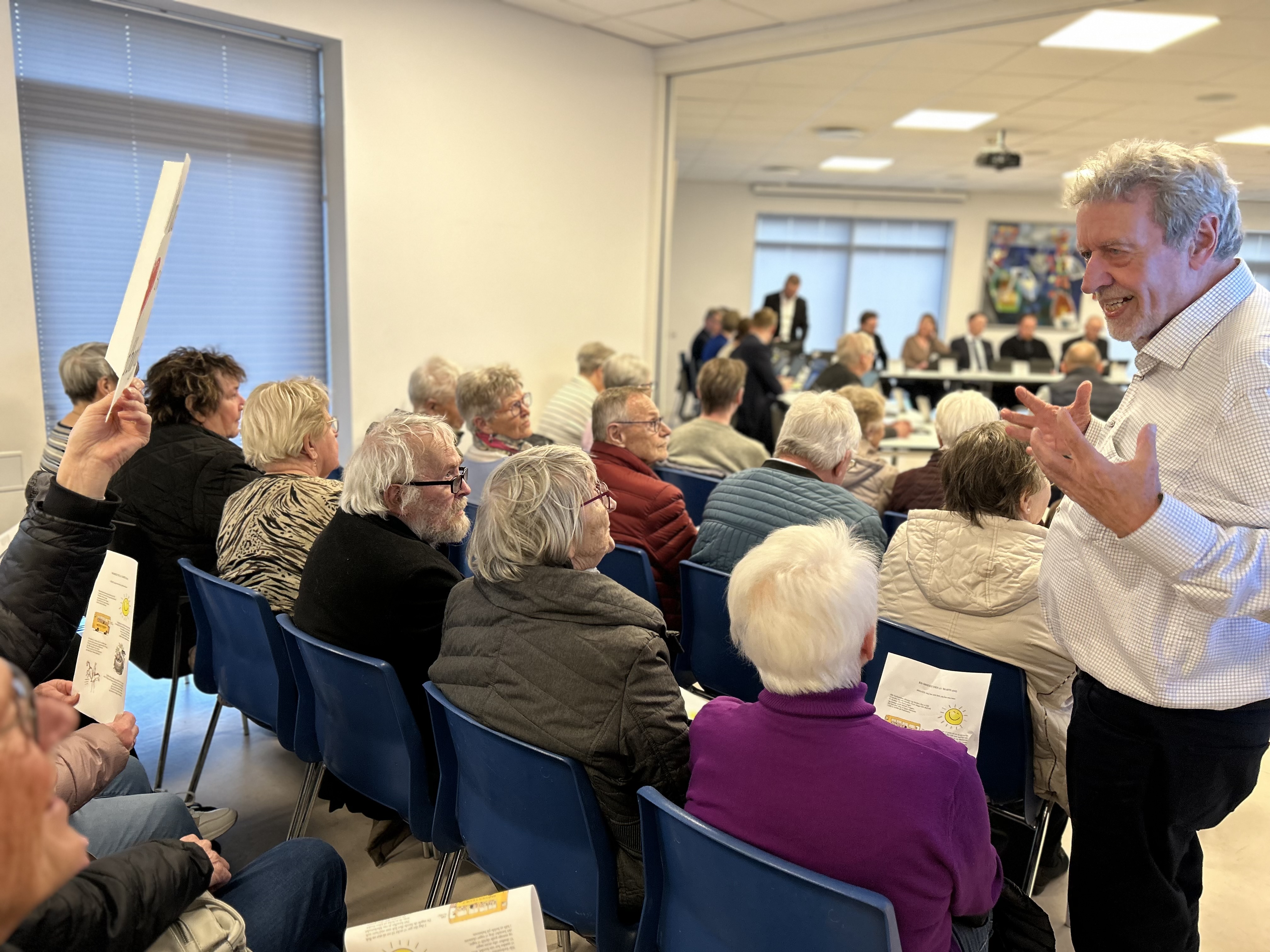 Formand for udvalget for Sundhed og Ældre, Tim Christensen (S), talte nogle af de mange fremmødte til et kommunalbestyrelsesmøde tidligere på året.