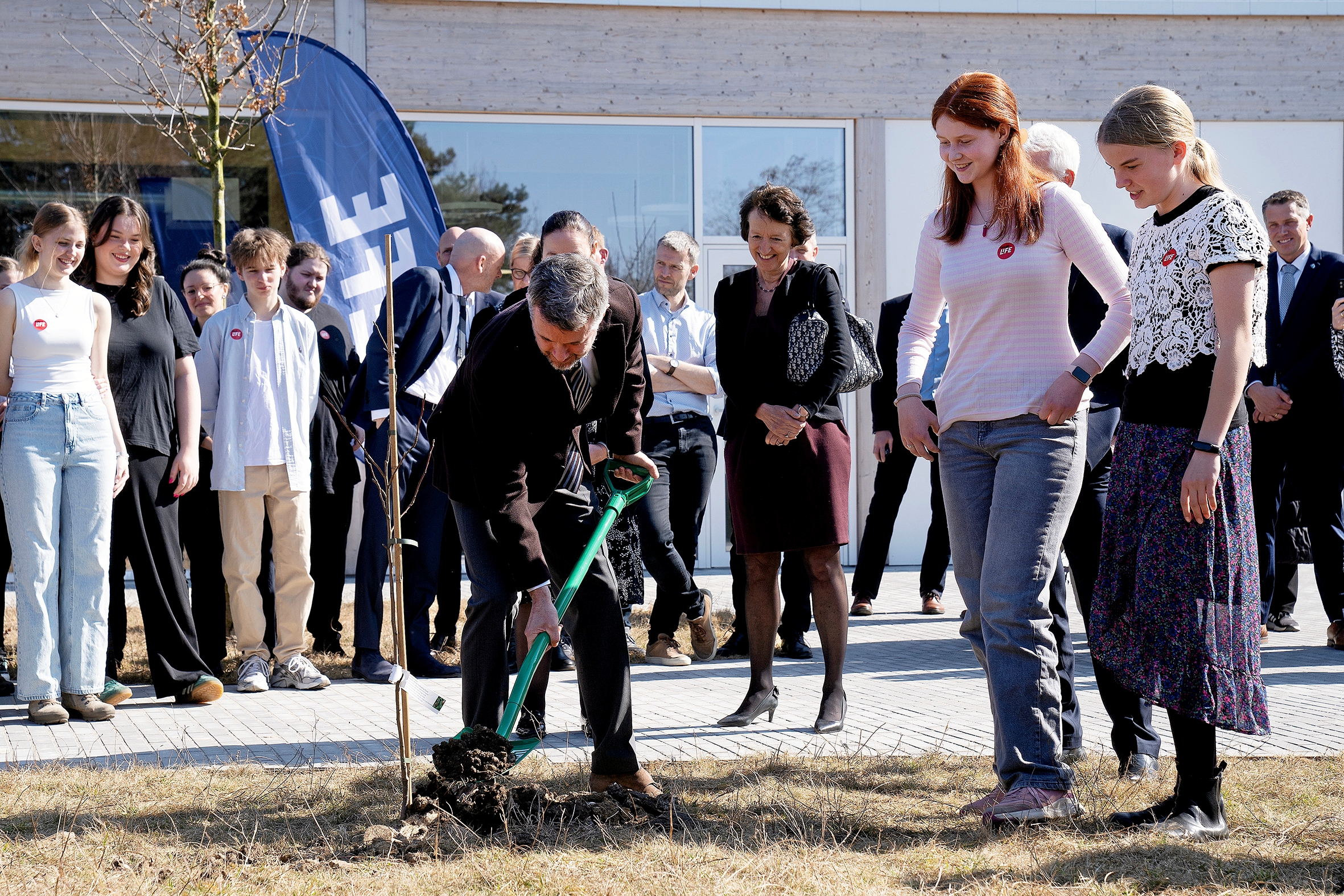 Kong Frederik var med til at plante et æbletræ ved Life Lab i Vordingborg. - Thomas Olsen Kong Frederik var med til at plante et æbletræ ved Life Lab i Vordingborg.
