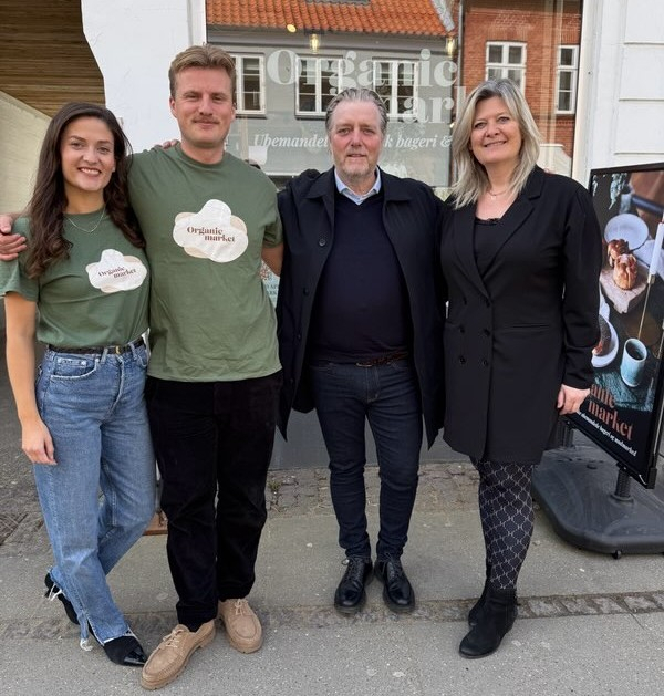 Nynne Daa, Rasmus Kastrup, investor Jesper Holmberg og medarbejder Mille Munkholm-Bagge foran den nye selvbetjeningsbutik.