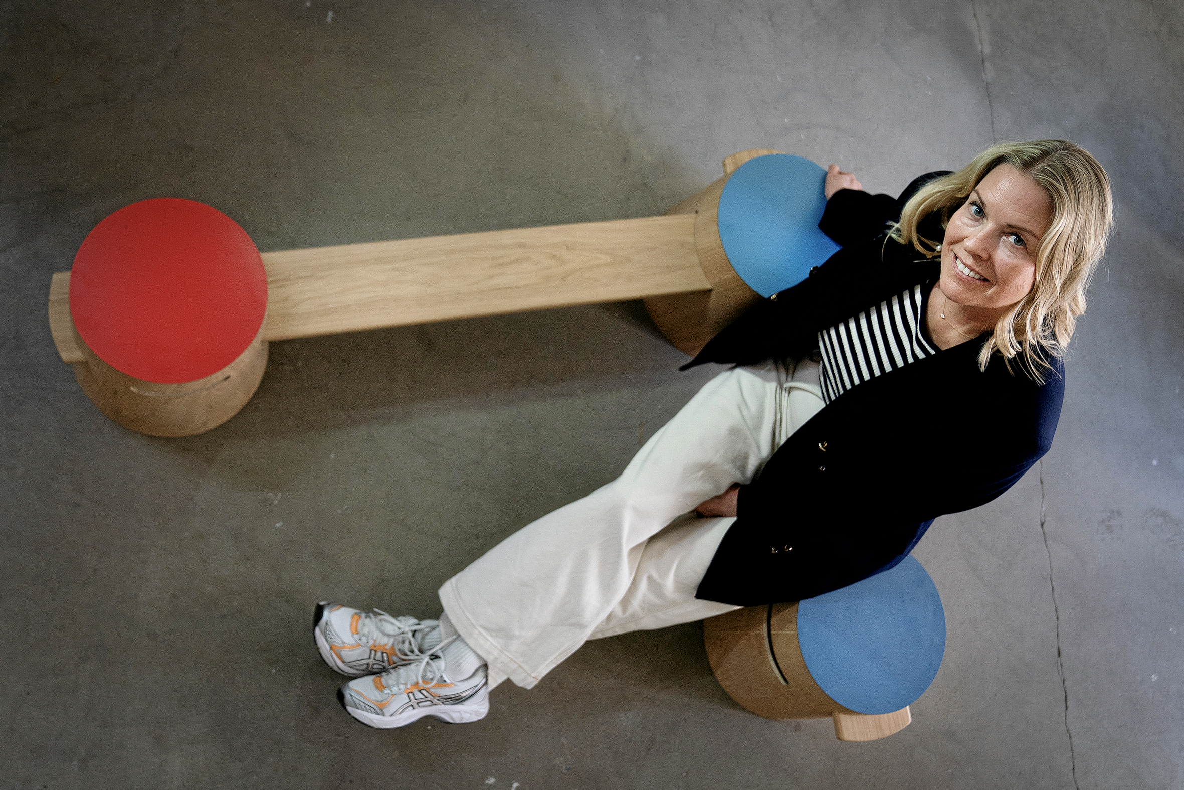 Da Anne Linde vendte tilbage til Danmark som nyuddannet designer, fik hun at vide, at hun godt kunne glemme alt om at skabe designs i metal. Her ses hun på sit møbel 'Hector'.