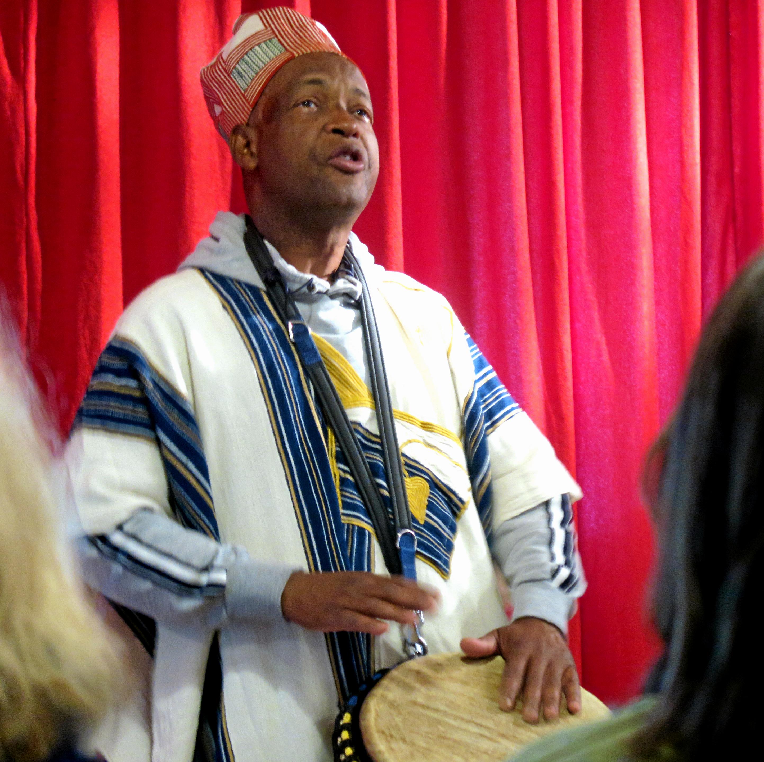 Fortælleren Ibrahima Sory Diallo, her fra Nordkystfortællernes festival WOODstories, er med på skovturen.