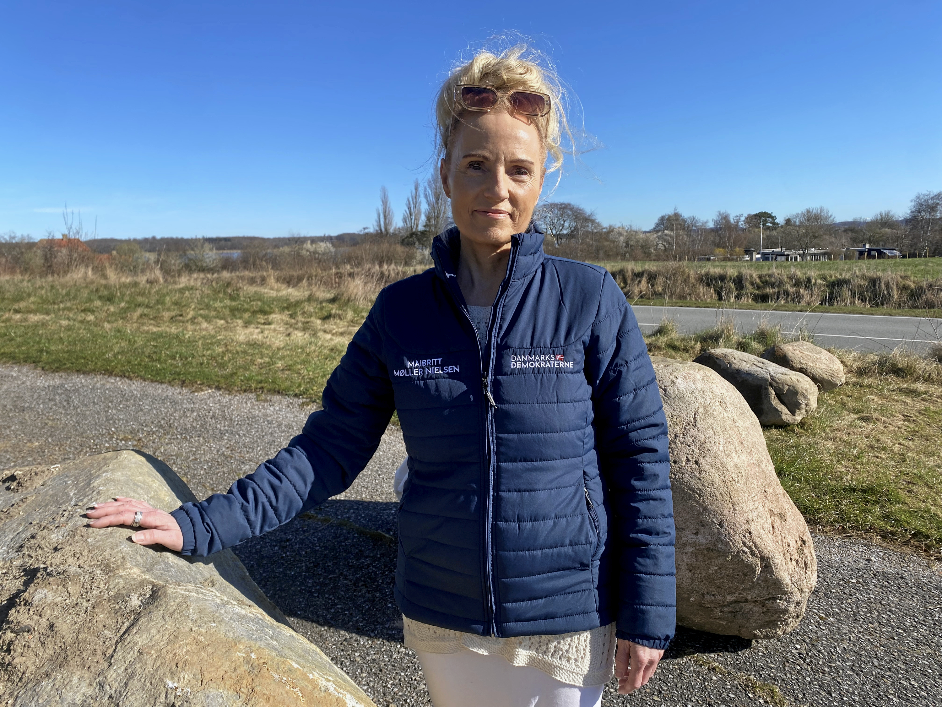 Maibritt Møller Nielsen fortstår godt folks frustration. Hun er selv frustreret over, at der stadig ligger små asbeststykker på græsset og ned ad skråningen til vandet.