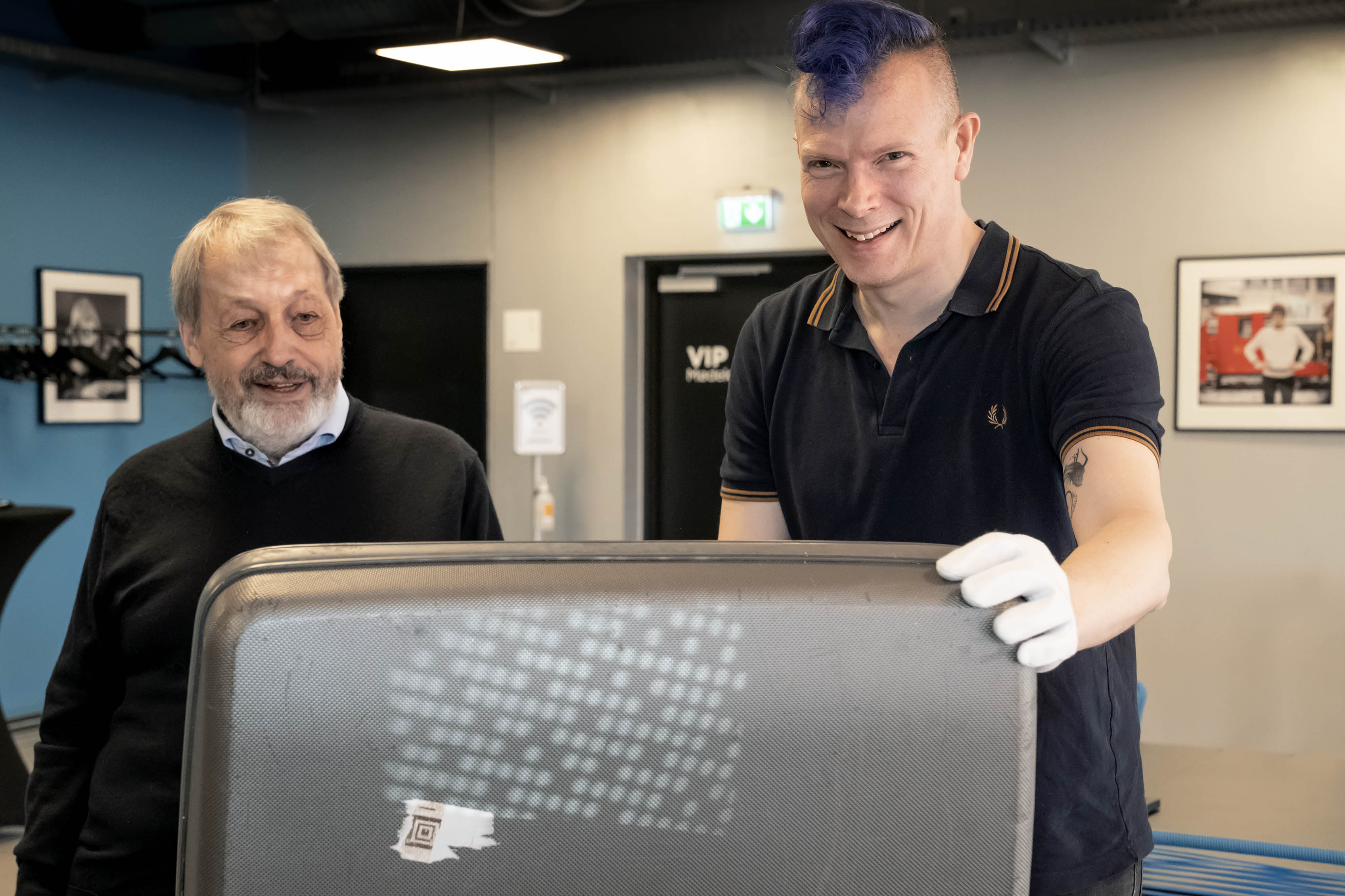 Rasmus Rosenørn (th) spærrede øjenene op, da Per Frandsen præsenterede ham for en gammel kuffert.
