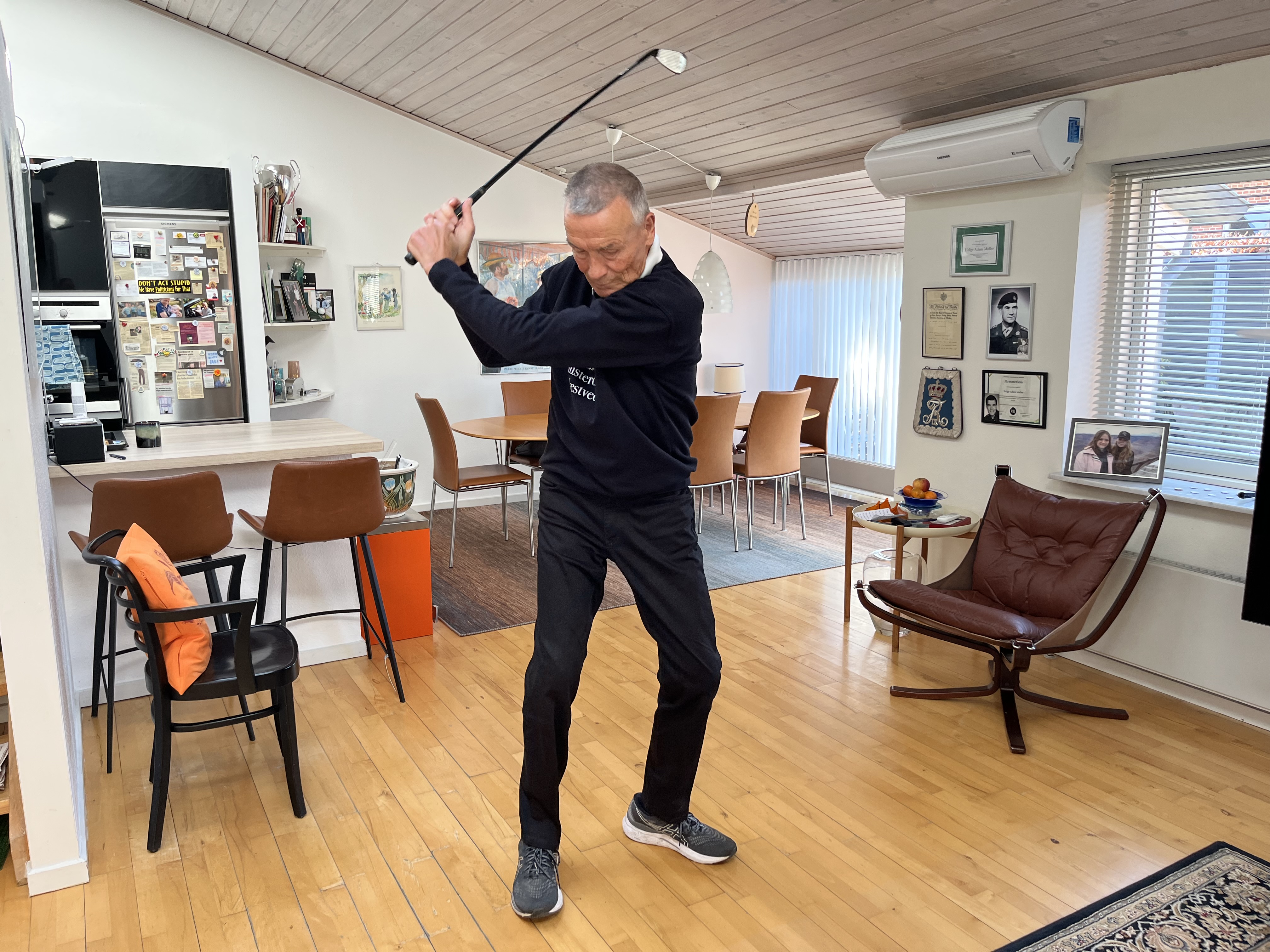 Sportsglade Helge Adam Møller, der her svinger golfkøllen, savner fairplay fra fodboldklub.