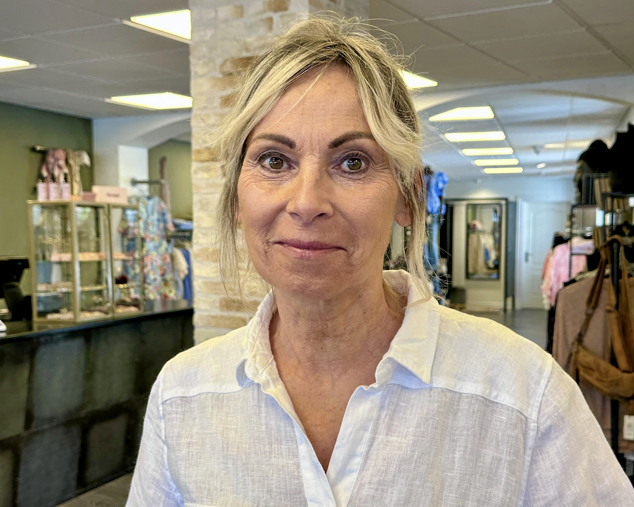 Merete Dreisig markedsfører sine produkter på sociale medier og mærker effekten i butikken. Alligevel savner hun mere liv i midtbyen