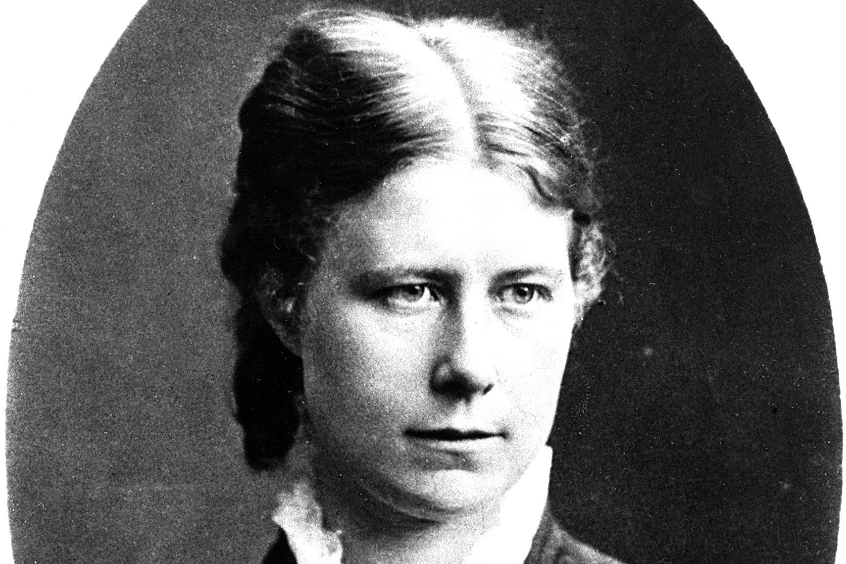 Danmarks første kvindelige læge, Nielsine Nielsen, blev den første færdiguddannede kvindelige akademiker i 1885. Statuen af hende markerer 150-året for kvinders adgang til universitetet. (Arkivfoto).