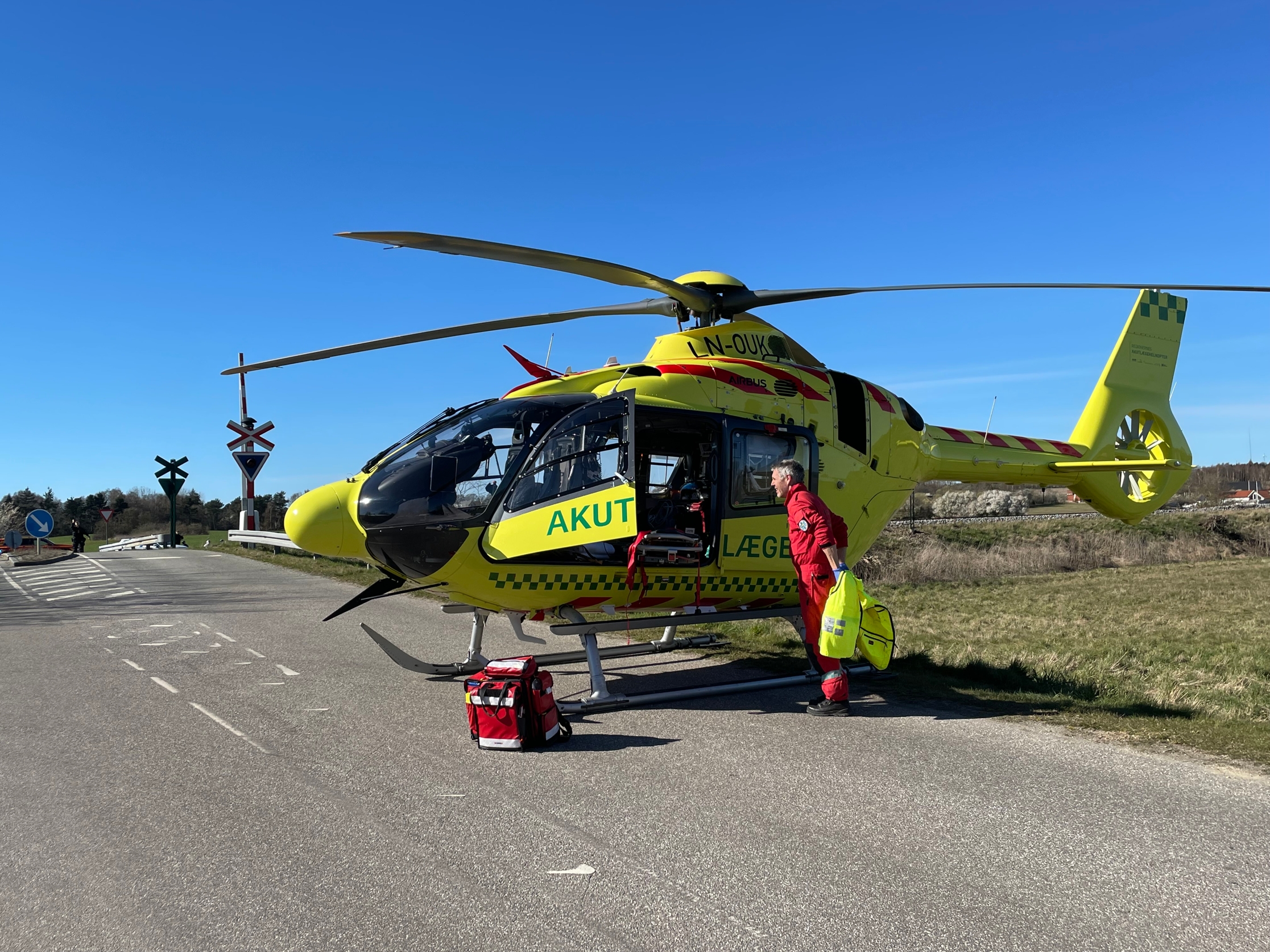 Lægehelikopter vej uheld. - Pia Larsen Lægehelikopter vej uheld.