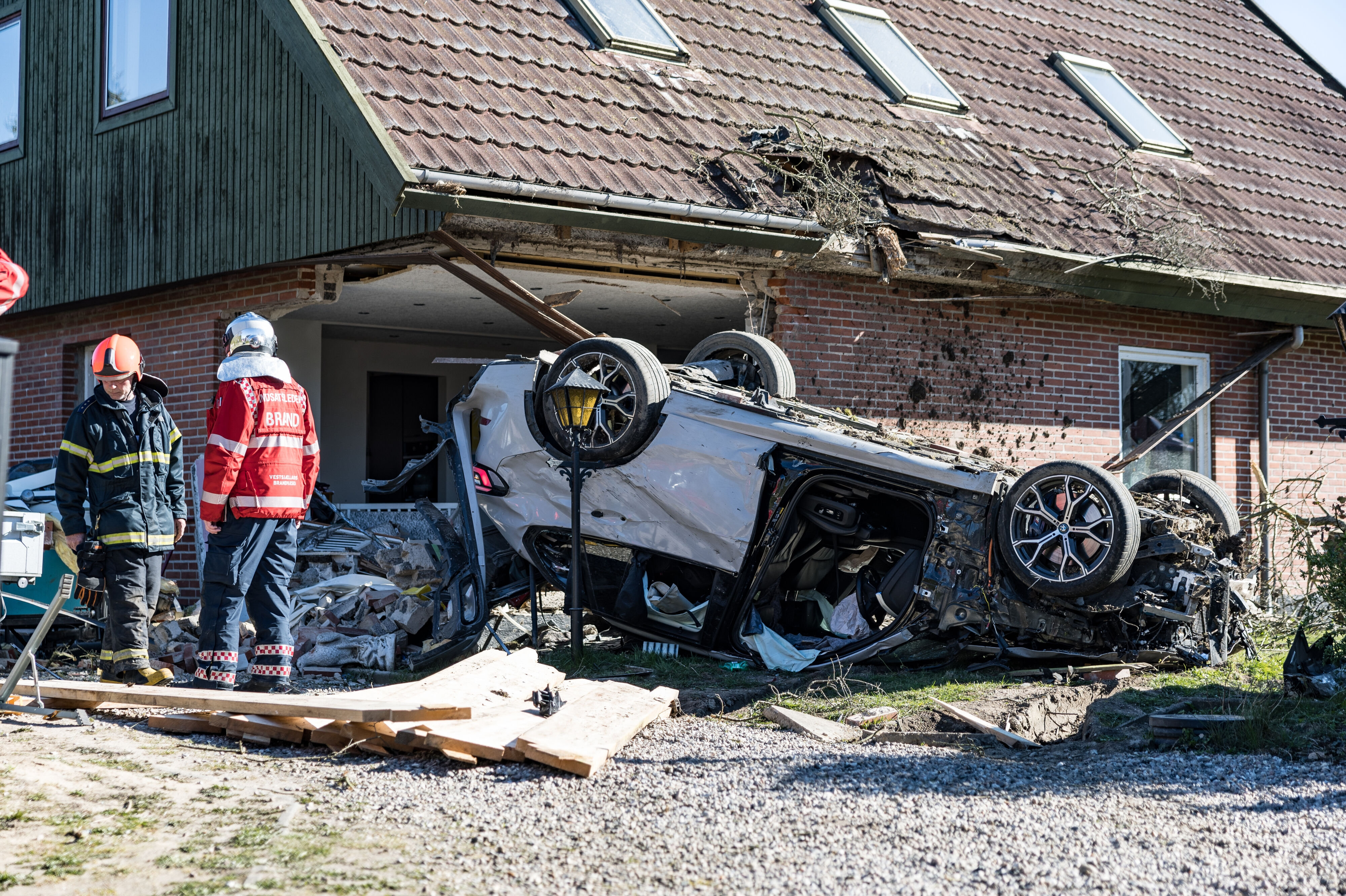 Redningsmandskab fra Vestsjællands Brandvæsen og politiet arbejder på stedet, hvor en bil er forulykket onsdag eftermiddag i den nordvestsjællandske by Vig.