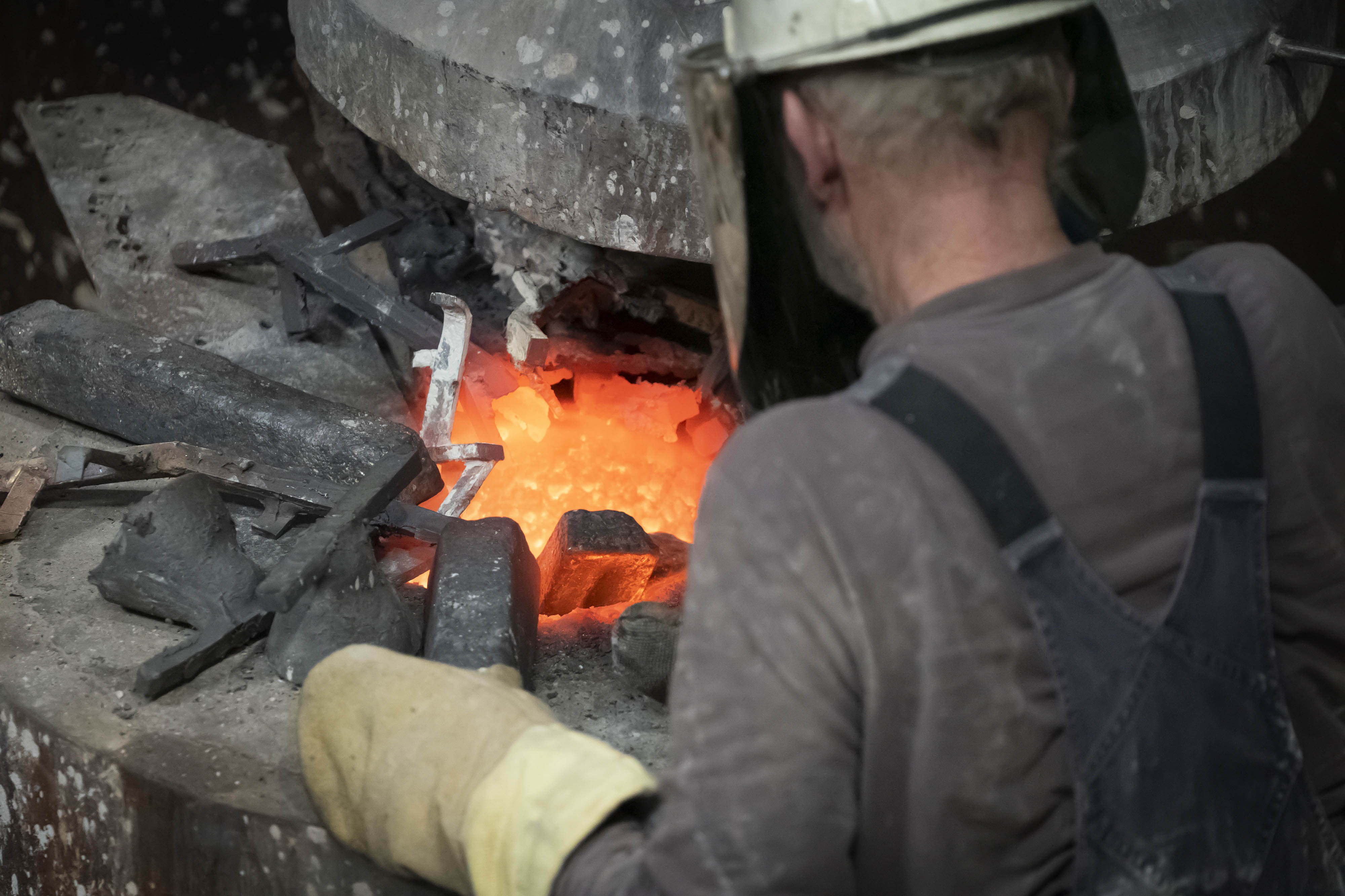 Bronzebarer på ni kilo stykket bliver smeltet og varmet op til 1260 grader.