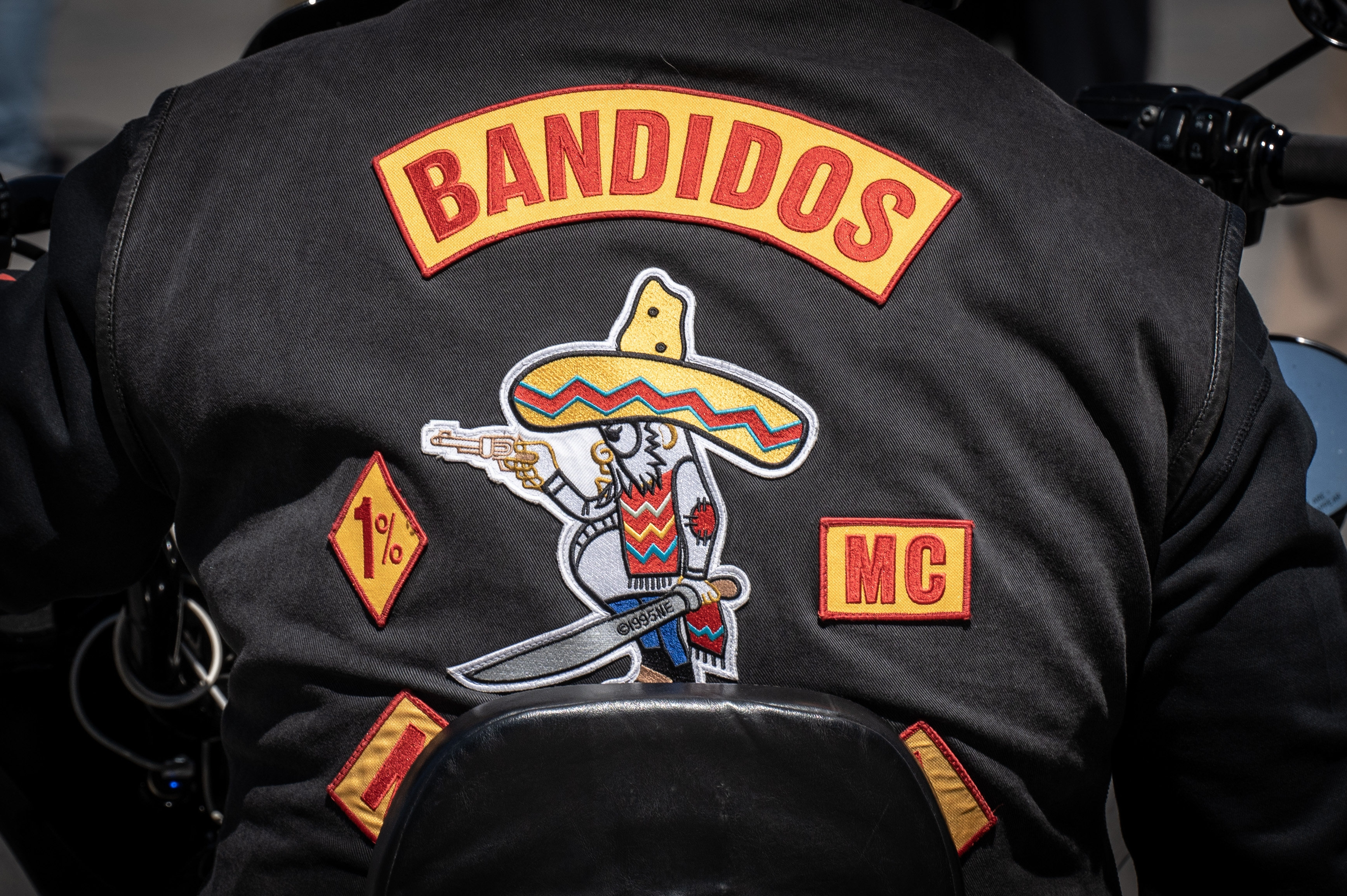 I maj sidste år demonstrerede flere hundrede rockere og motorcykelentusiaster for "retten til at køre på motorcykel i Danmark, som den du er, og med hvem du vil". Kort tid efter blev et midlertidigt forbud mod Bandidos indført. Onsdag er ti mænd blevet varetægtsfængslet for at videreføre gruppen trods forbuddet.