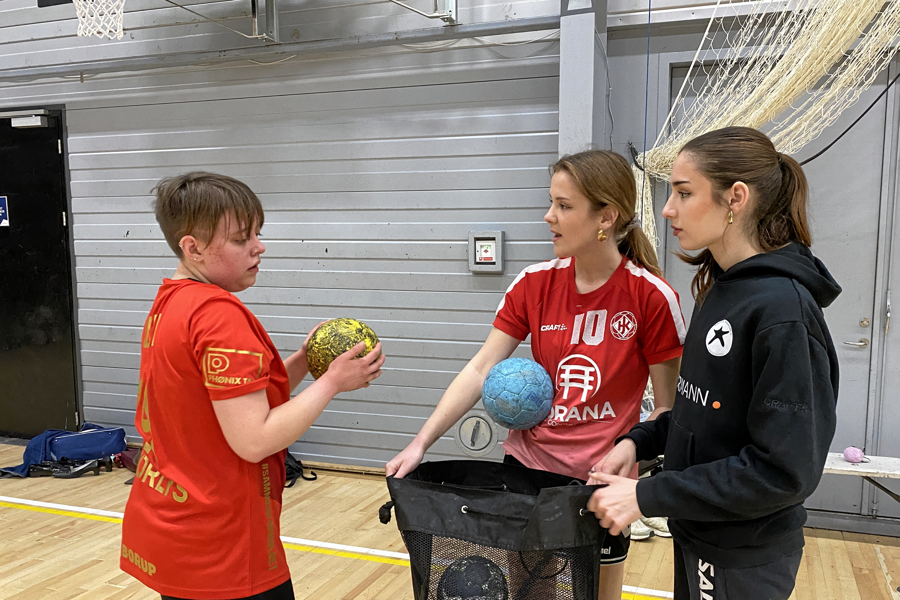 Det er tvillingerne Josephine (midten) og Frederikke Wachsberg (th), der står bag Roskilde Unique, Roskilde Håndbolds tilbud til unge med angst, ADHD, autisme eller anden psykisk lidelse.