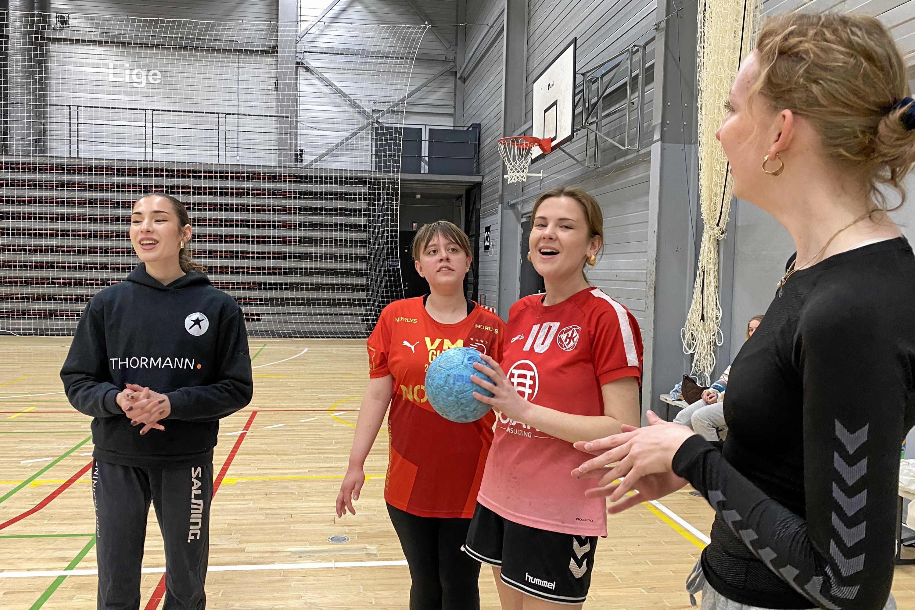 Humøret er højt til træning i Roskilde Unique, som tvillingerne Frederikke (yderst tv) og Josephine Wachsberg (nr. 2 fra højre) har taget initiativ til.