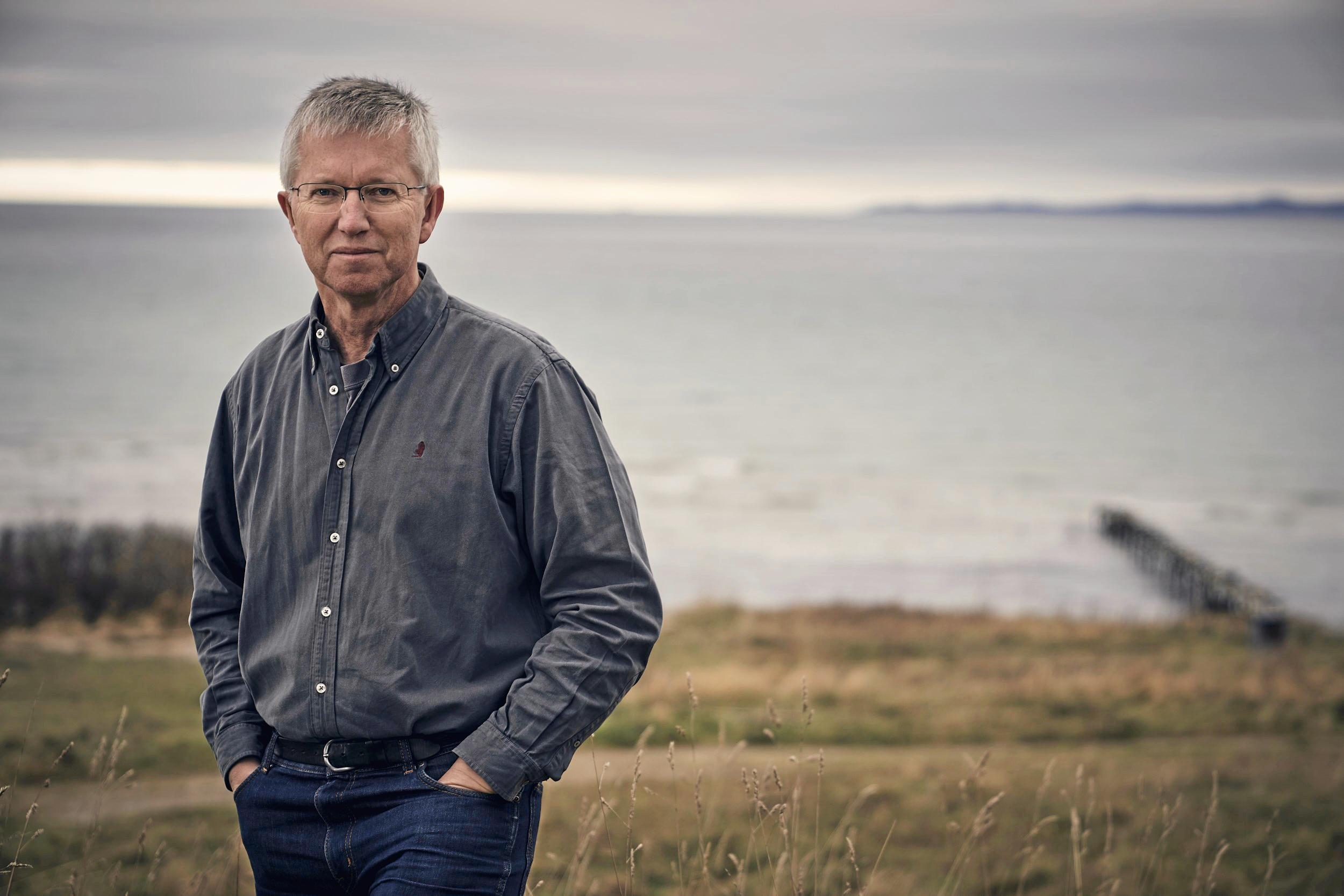 Jørn Henrik Olsen er forfatter og ph.d., og bor i Gilleleje.