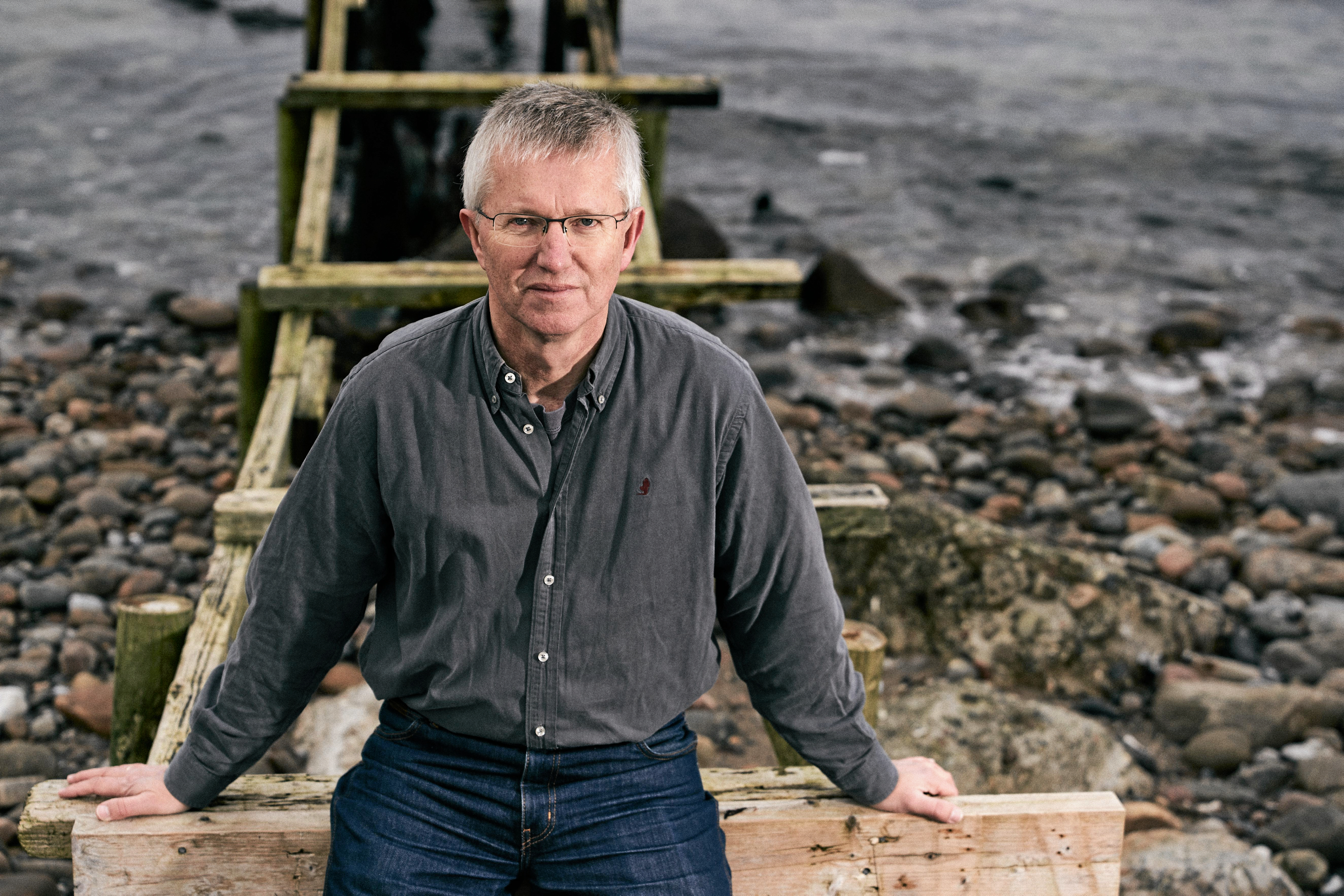 Jørn Henrik Olsen er forfatter og ph.d. og bor i Gilleleje.