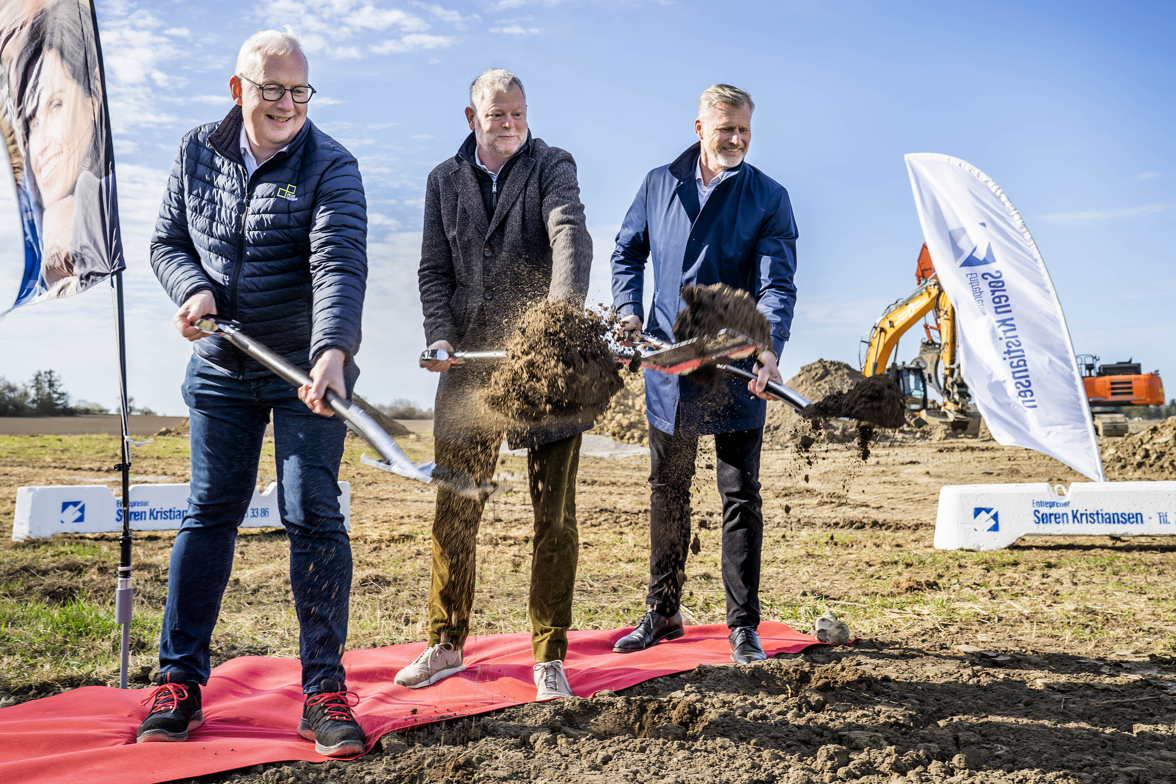 Direktør Martin Kring, Plushusene, borgmester Tomas Breddam og direktør Martin Ravn-Nielsen, HusCompagniet tog første spadestik til nyt byggeri.