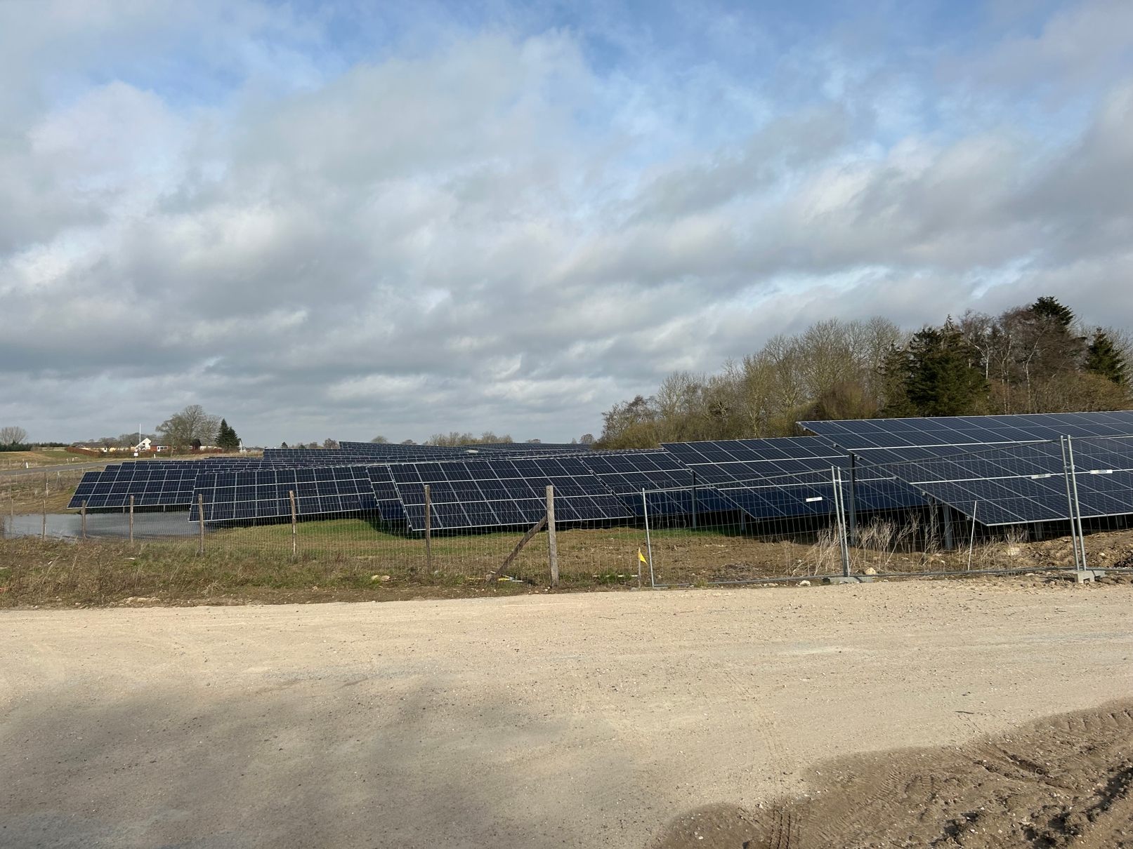 Solcelleparken ved Vedde mellem Dianalund og Stenlille har en kapacitet på op til 107 GWh, svarende til op imod 79.000 danskeres gennemsnitlige strømforbrug på et år. - Nikolaj Rasch Skou Solcelleparken ved Vedde mellem Dianalund og Stenlille har en kapacitet på op til 107 GWh, svarende til op imod 79.000 danskeres gennemsnitlige strømforbrug på et år.